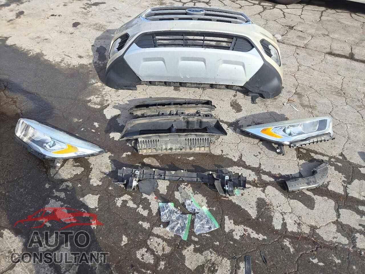 FORD ESCAPE 2017 - 1FMCU0JD8HUB19563