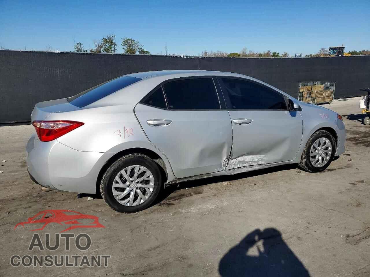 TOYOTA COROLLA 2018 - 5YFBURHE2JP790202