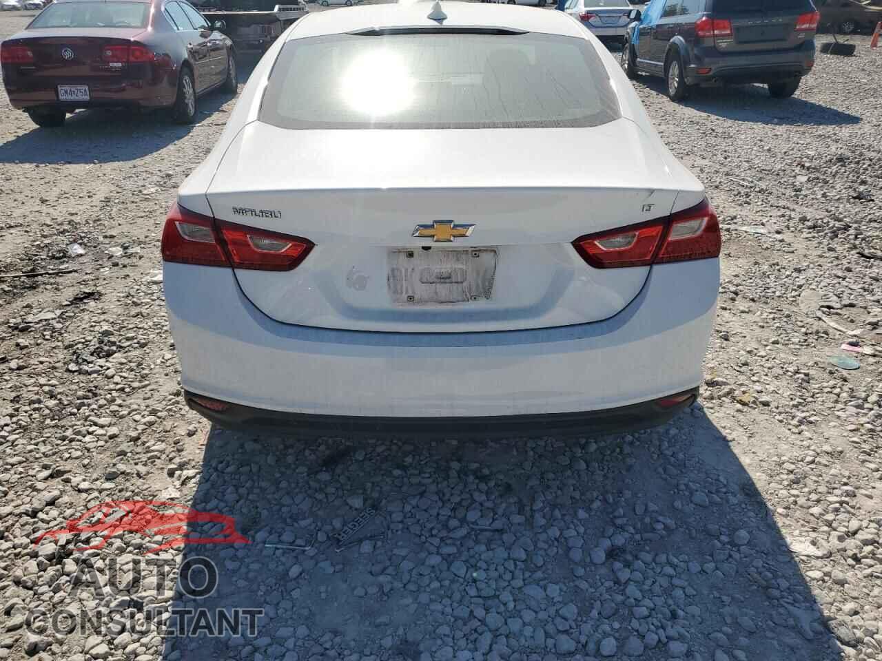 CHEVROLET MALIBU 2017 - 1G1ZE5ST2HF207763