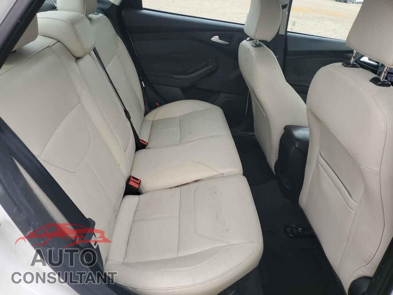 FORD FOCUS 2018 - 1FADP3J27JL281119