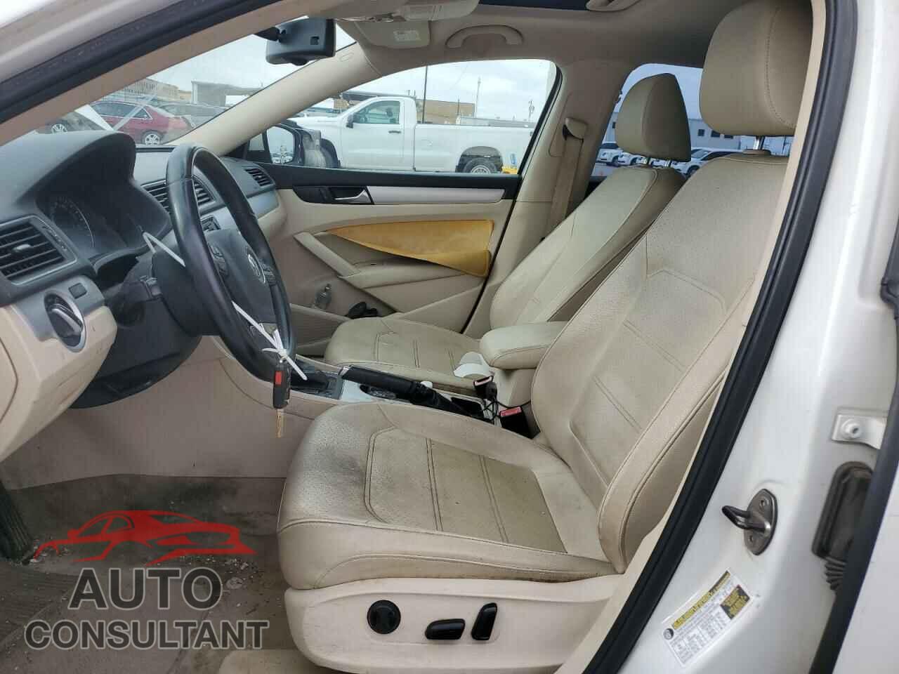 VOLKSWAGEN PASSAT 2013 - 1VWBN7A33DC114796