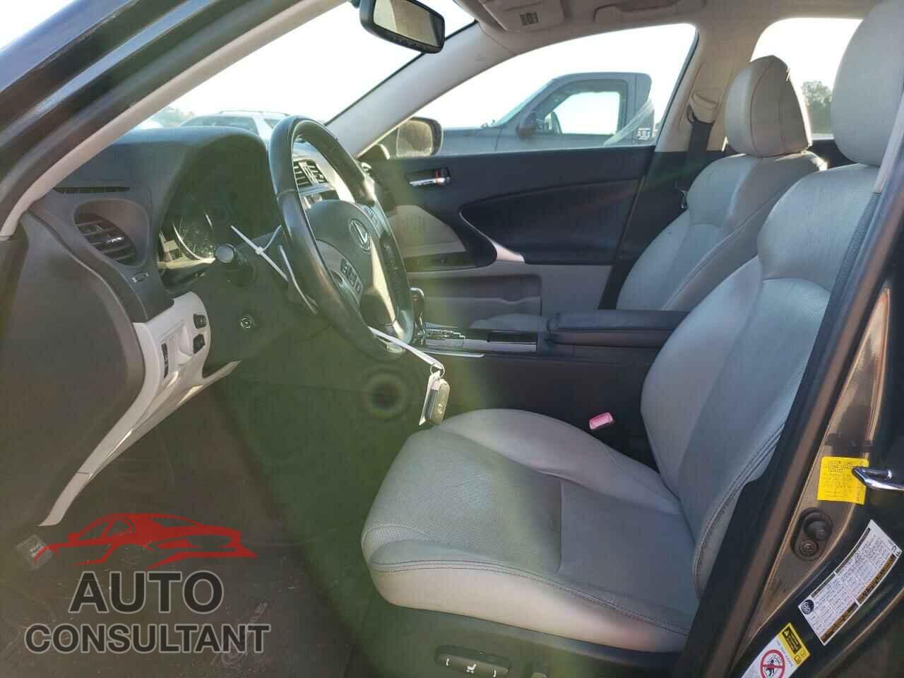 LEXUS IS 2011 - JTHCF5C29B5050230
