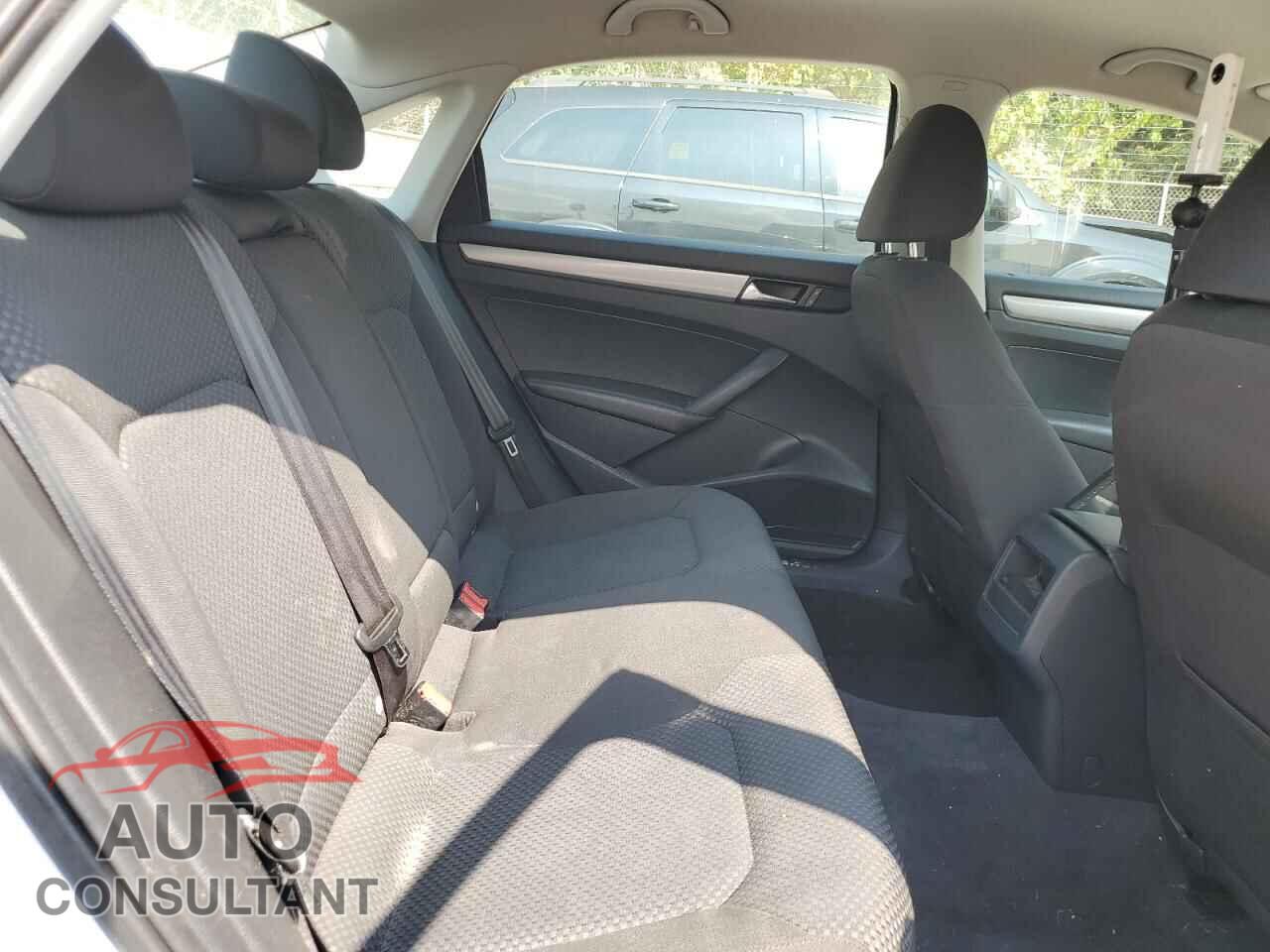 VOLKSWAGEN PASSAT 2012 - 1VWAH7A33CC018250