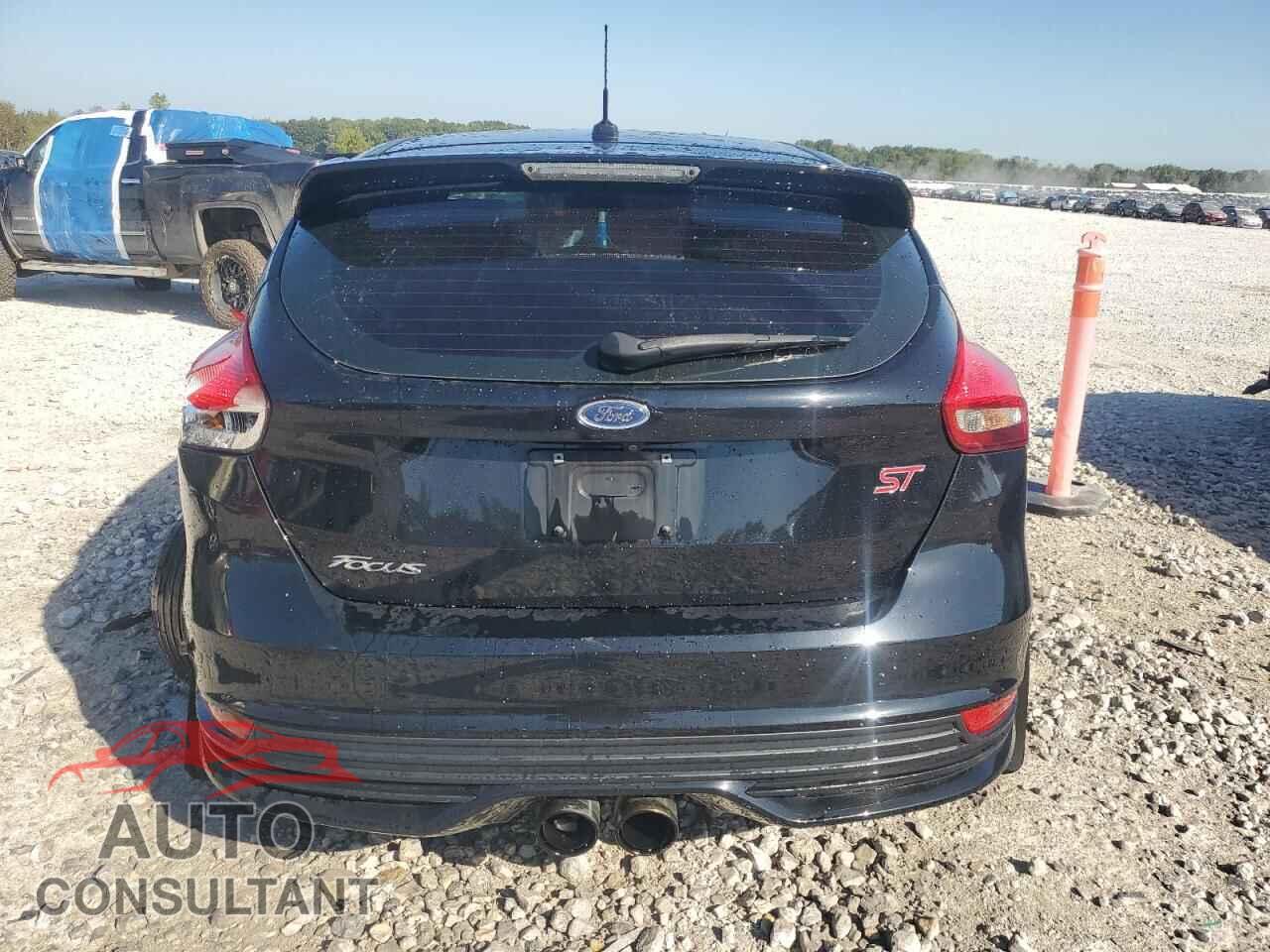 FORD FOCUS 2018 - 1FADP3L95JL246203