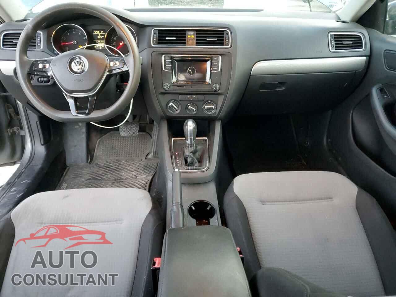 VOLKSWAGEN JETTA 2017 - 3VW2B7AJXHM353256