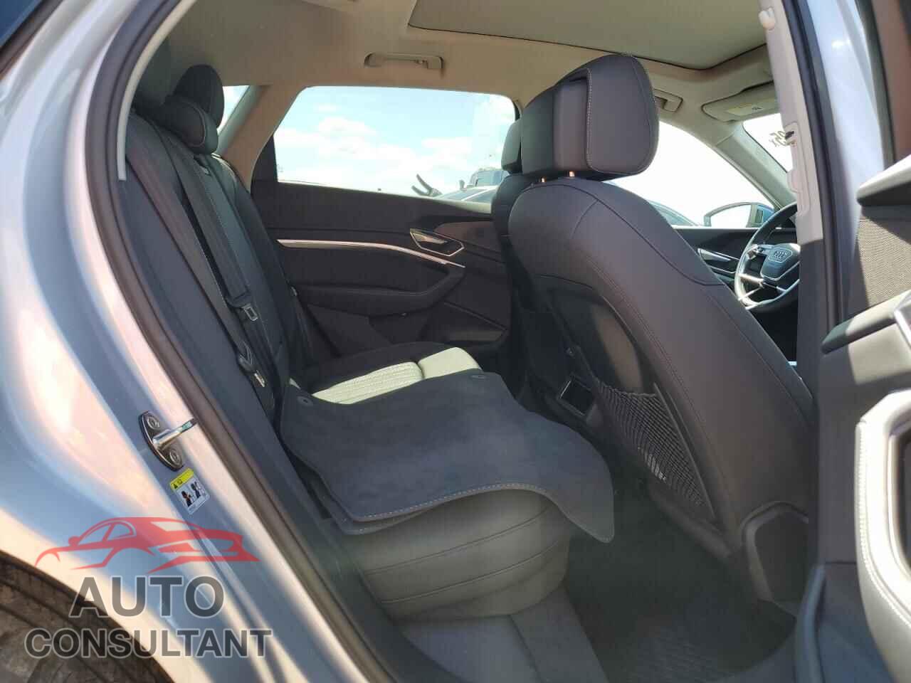 AUDI E-TRON 2019 - WA1LAAGE0KB024477