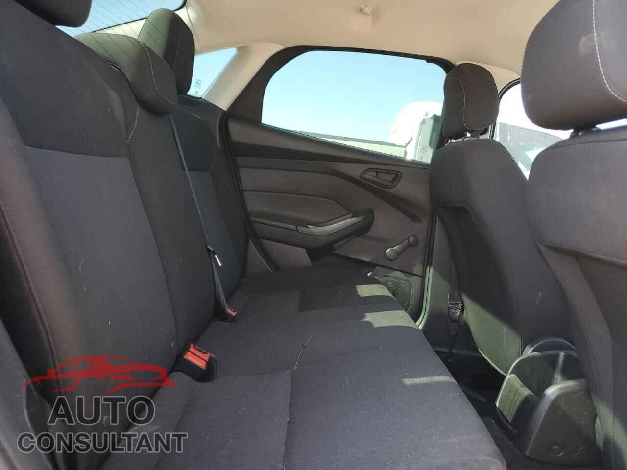 FORD FOCUS 2015 - 1FADP3E25FL384766