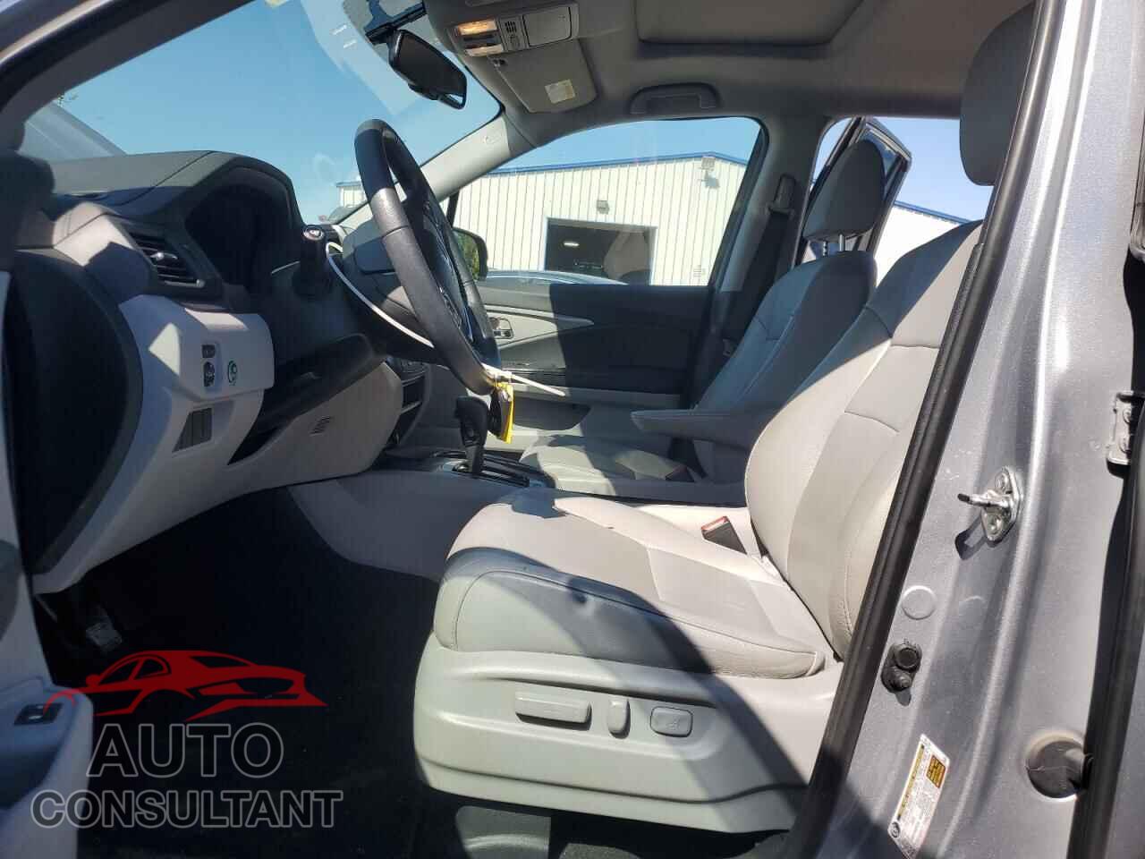 HONDA PILOT 2017 - 5FNYF6H79HB080739