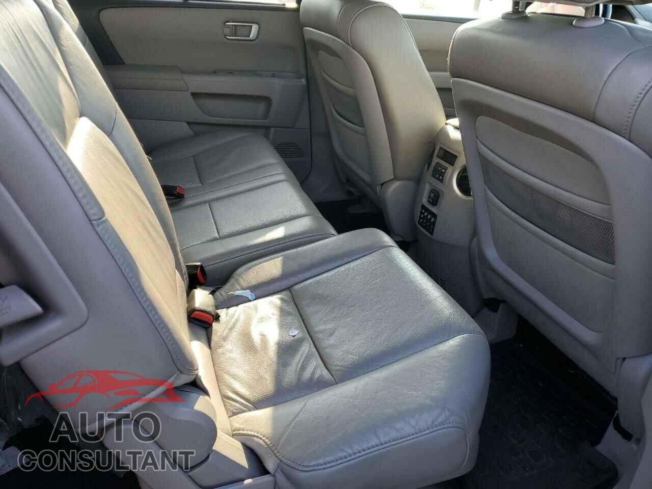 HONDA PILOT 2011 - 5FNYF4H98BB024384