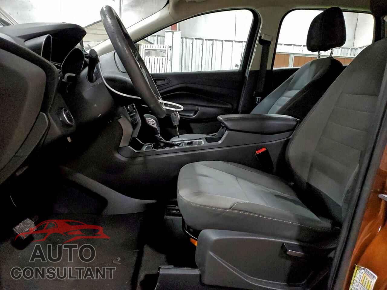 FORD ESCAPE 2017 - 1FMCU0F7XHUC93637
