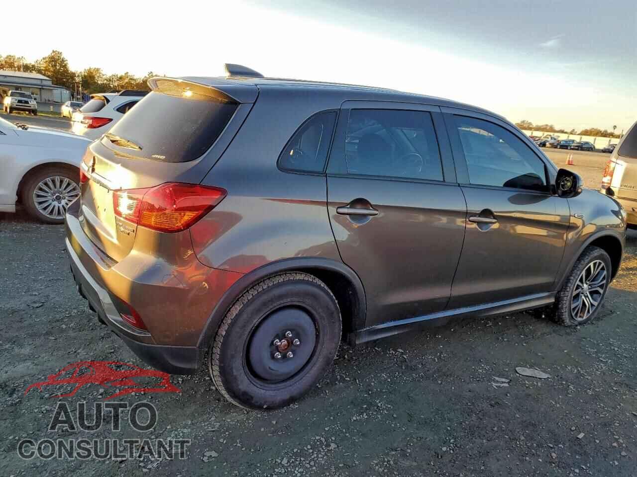 MITSUBISHI OUTLANDER 2018 - JA4AR3AU8JU018182