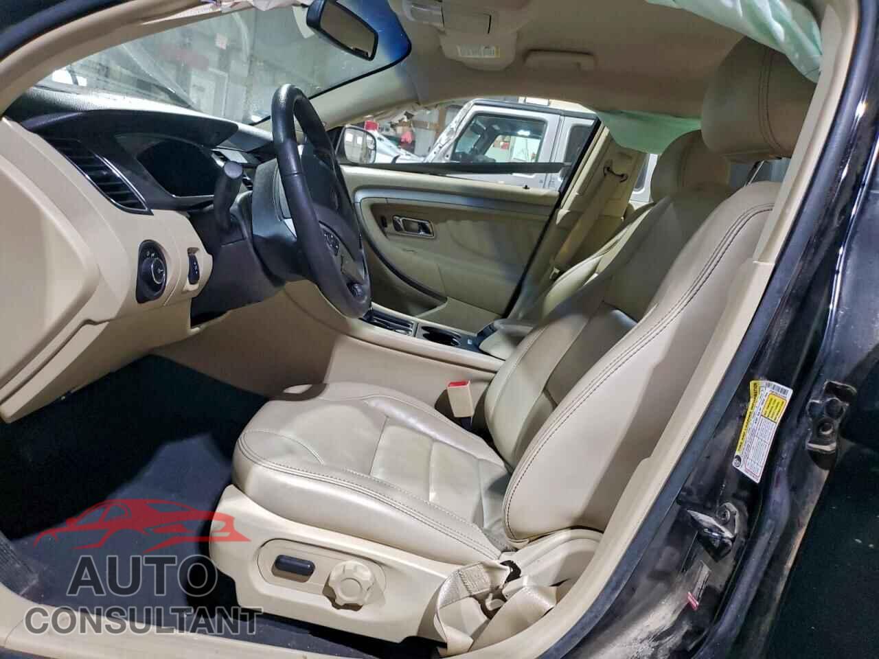 FORD TAURUS 2018 - 1FAHP2E82JG142048