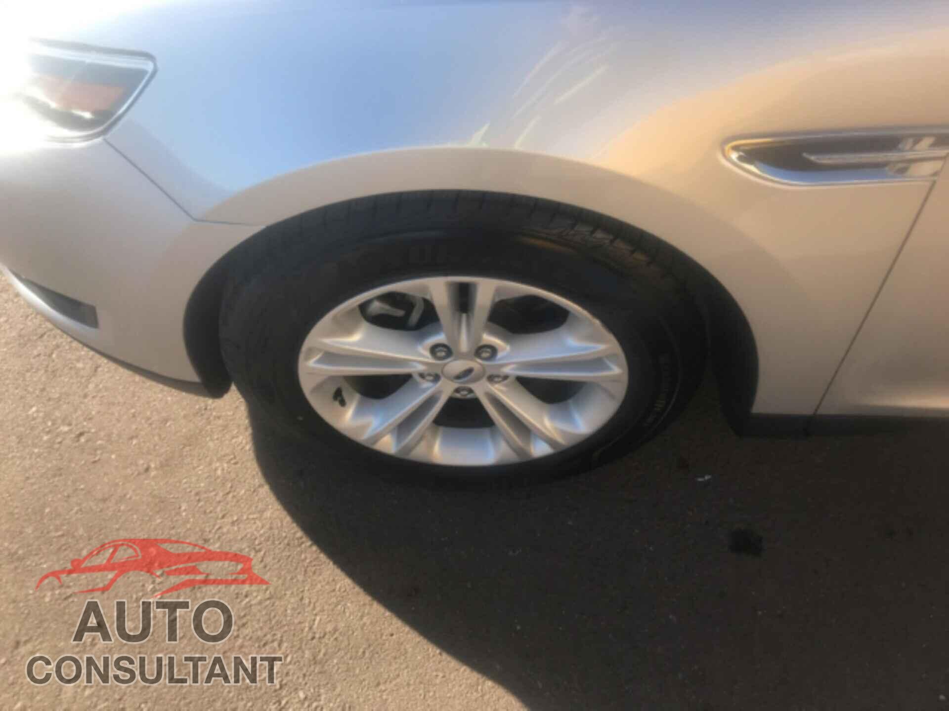 FORD TAURUS 2017 - 1FAHP2H82HG111663