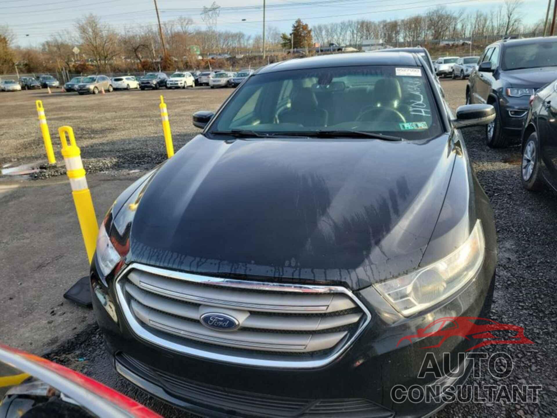 FORD TAURUS 2018 - 1FAHP2E88JG117896