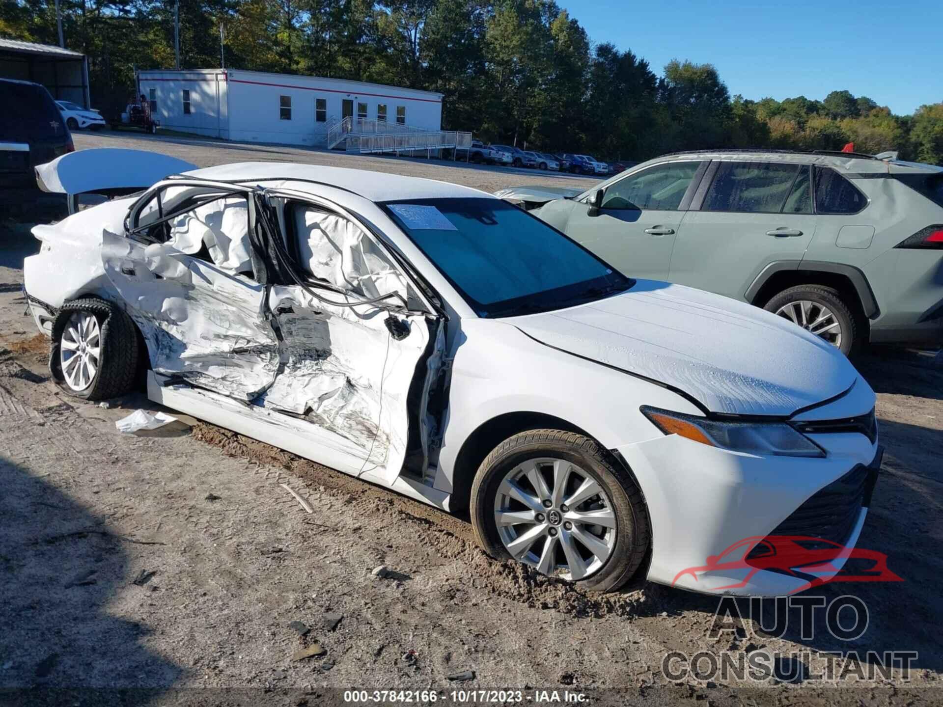 TOYOTA CAMRY 2018 - 4T1B11HK8JU058462