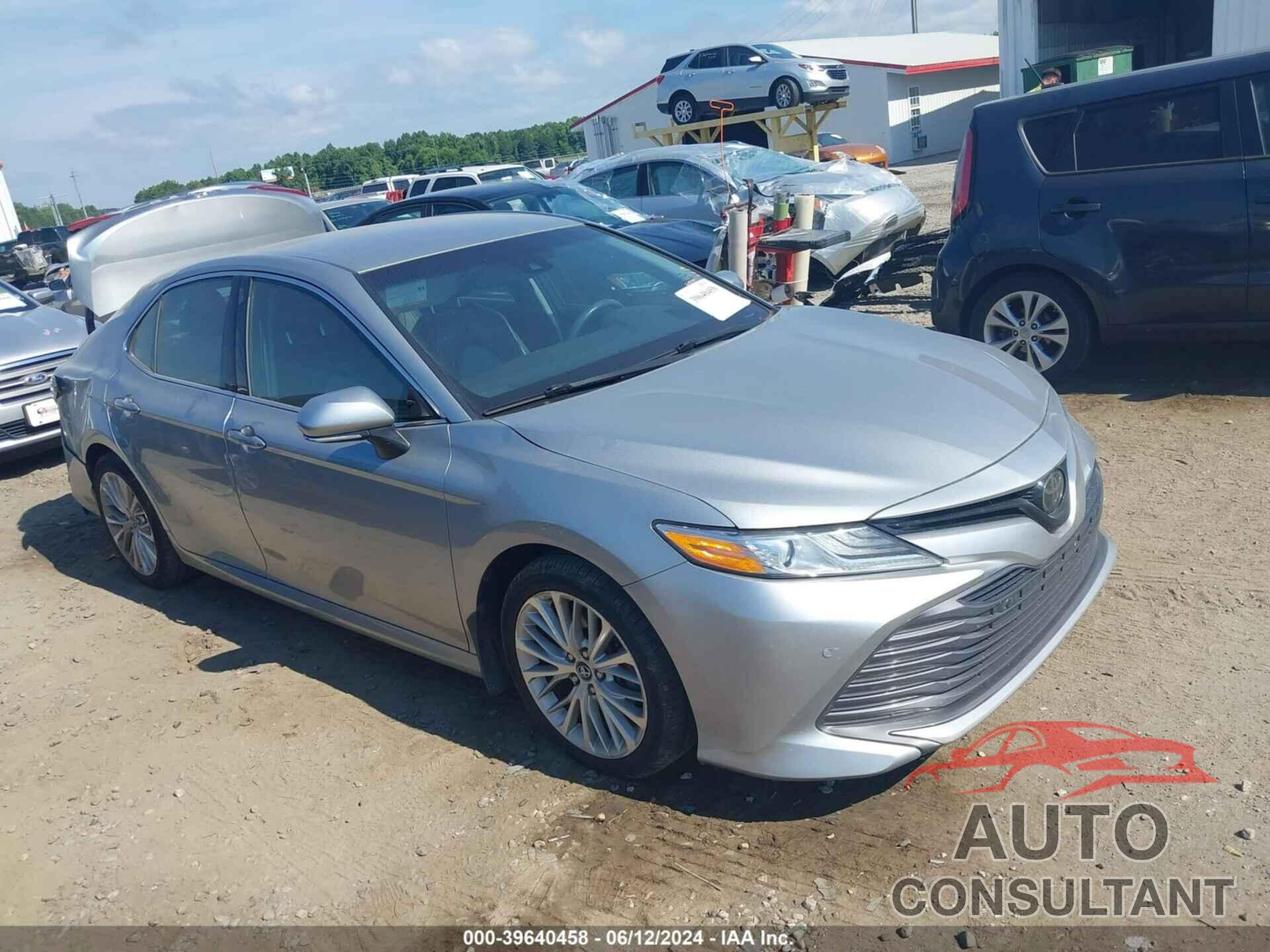 TOYOTA CAMRY 2018 - 4T1B11HK8JU102394