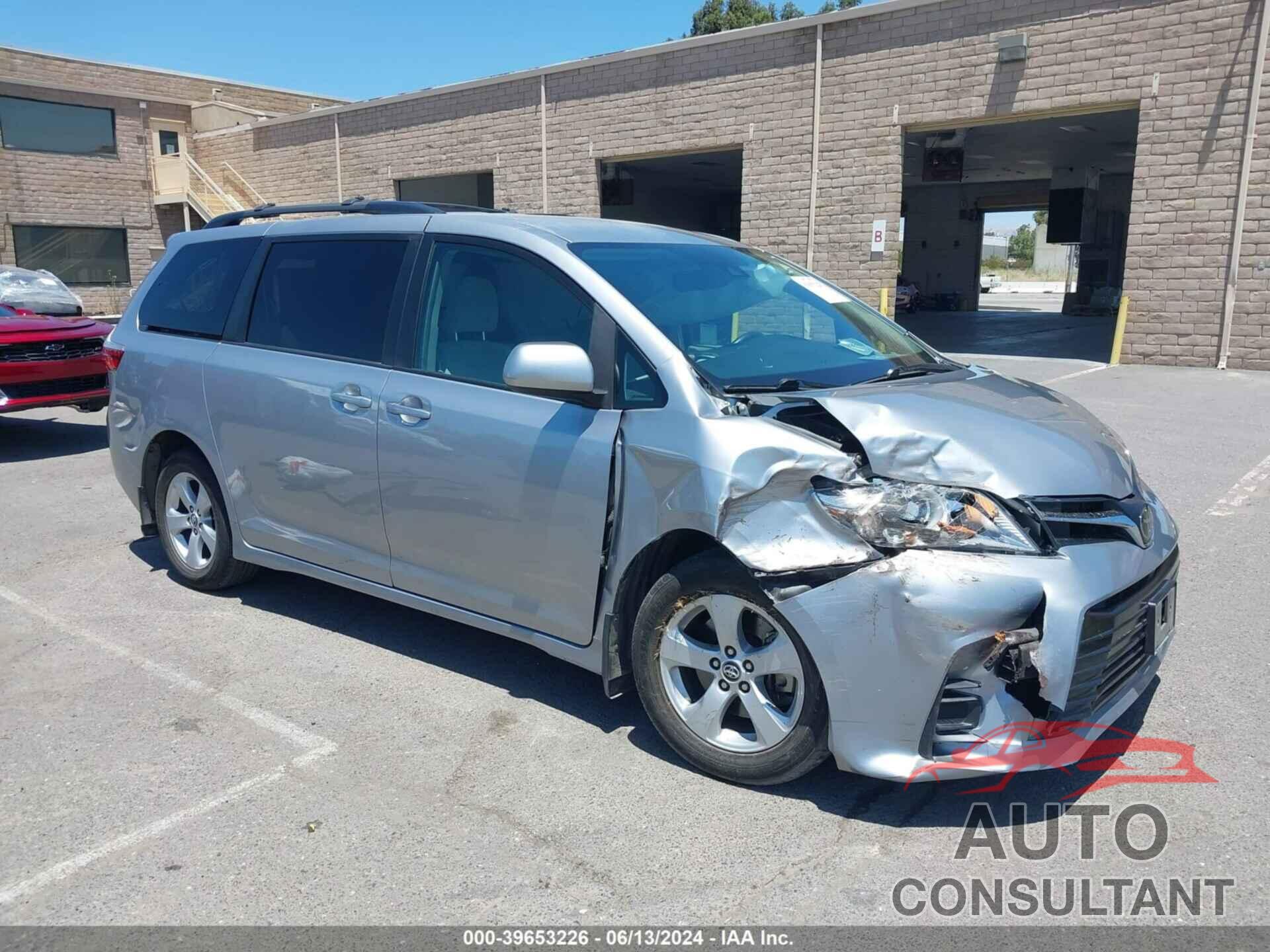 TOYOTA SIENNA 2018 - 5TDKZ3DC7JS957745