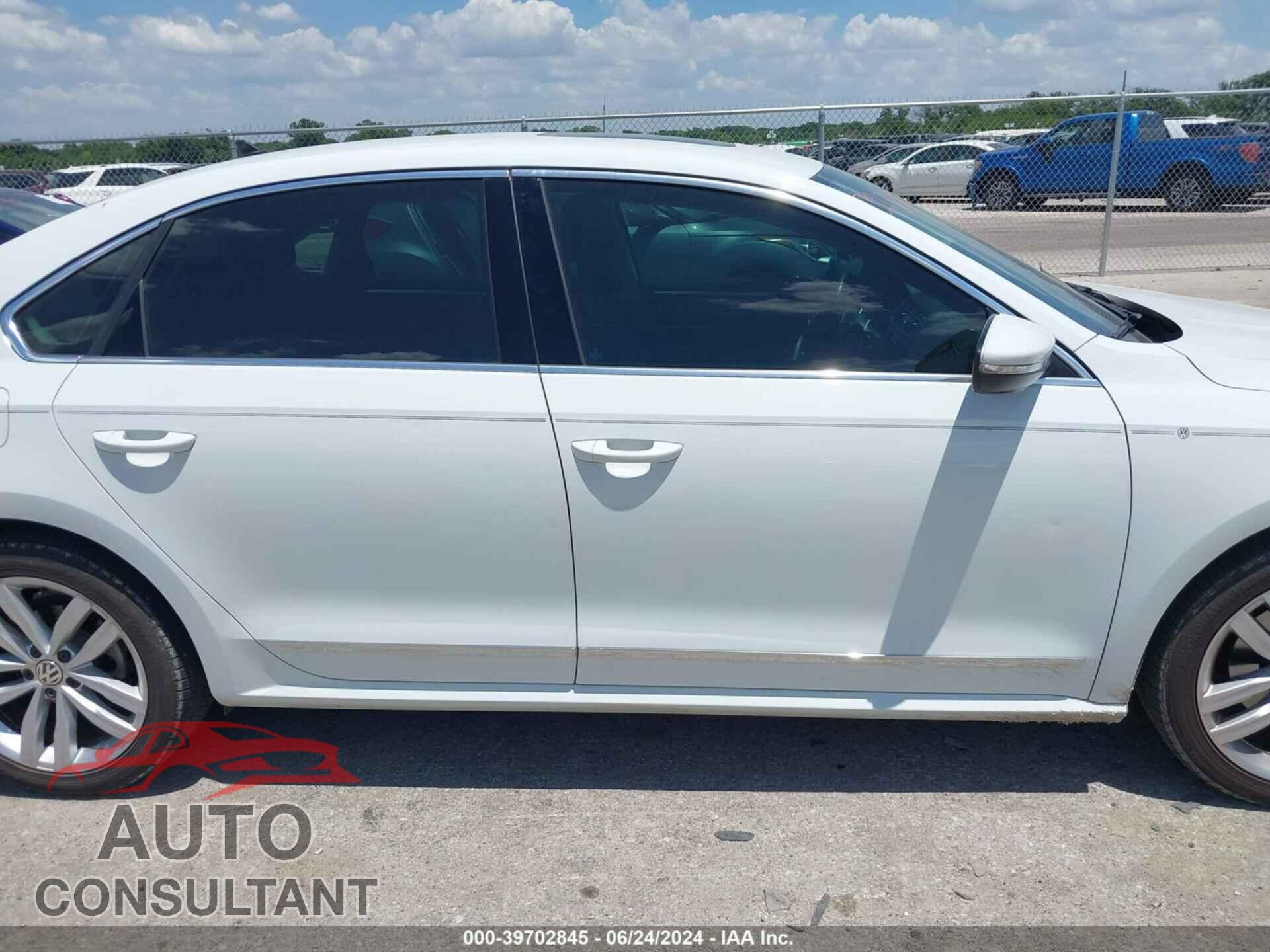 VOLKSWAGEN PASSAT 2018 - 1VWCA7A37JC013692