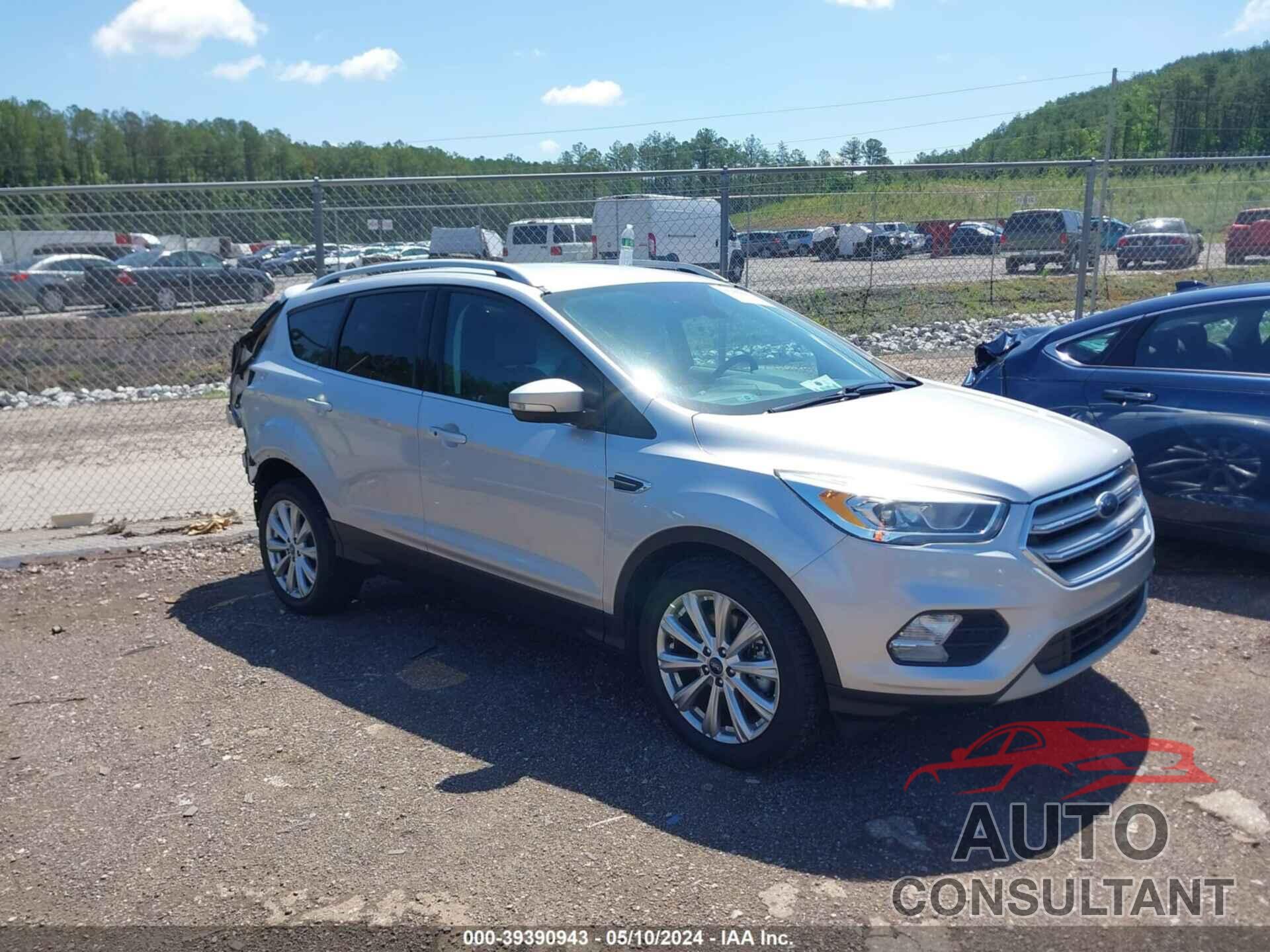 FORD ESCAPE 2017 - 1FMCU0J90HUD15296