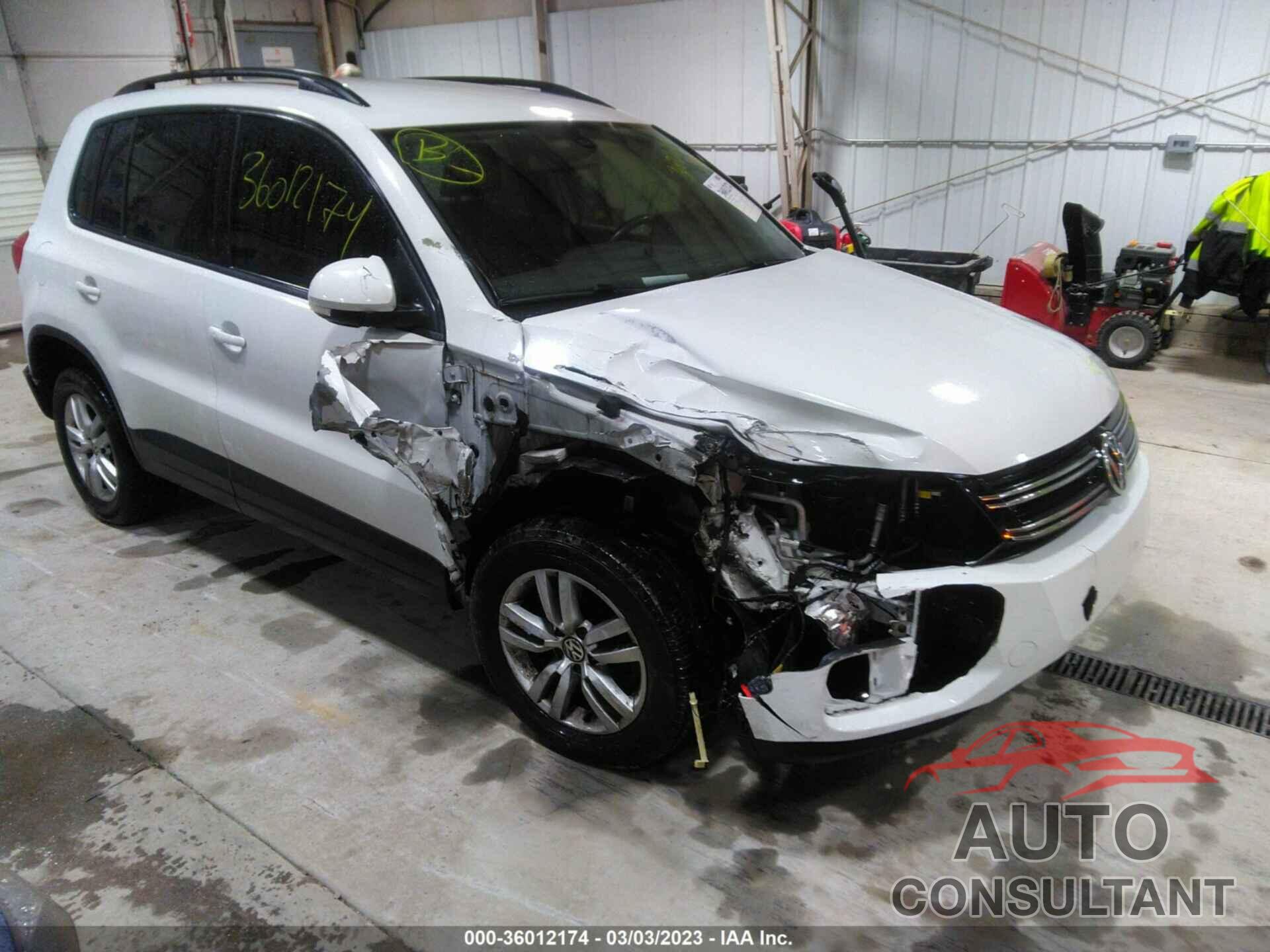 VOLKSWAGEN TIGUAN 2017 - WVGBV7AX5HK025213