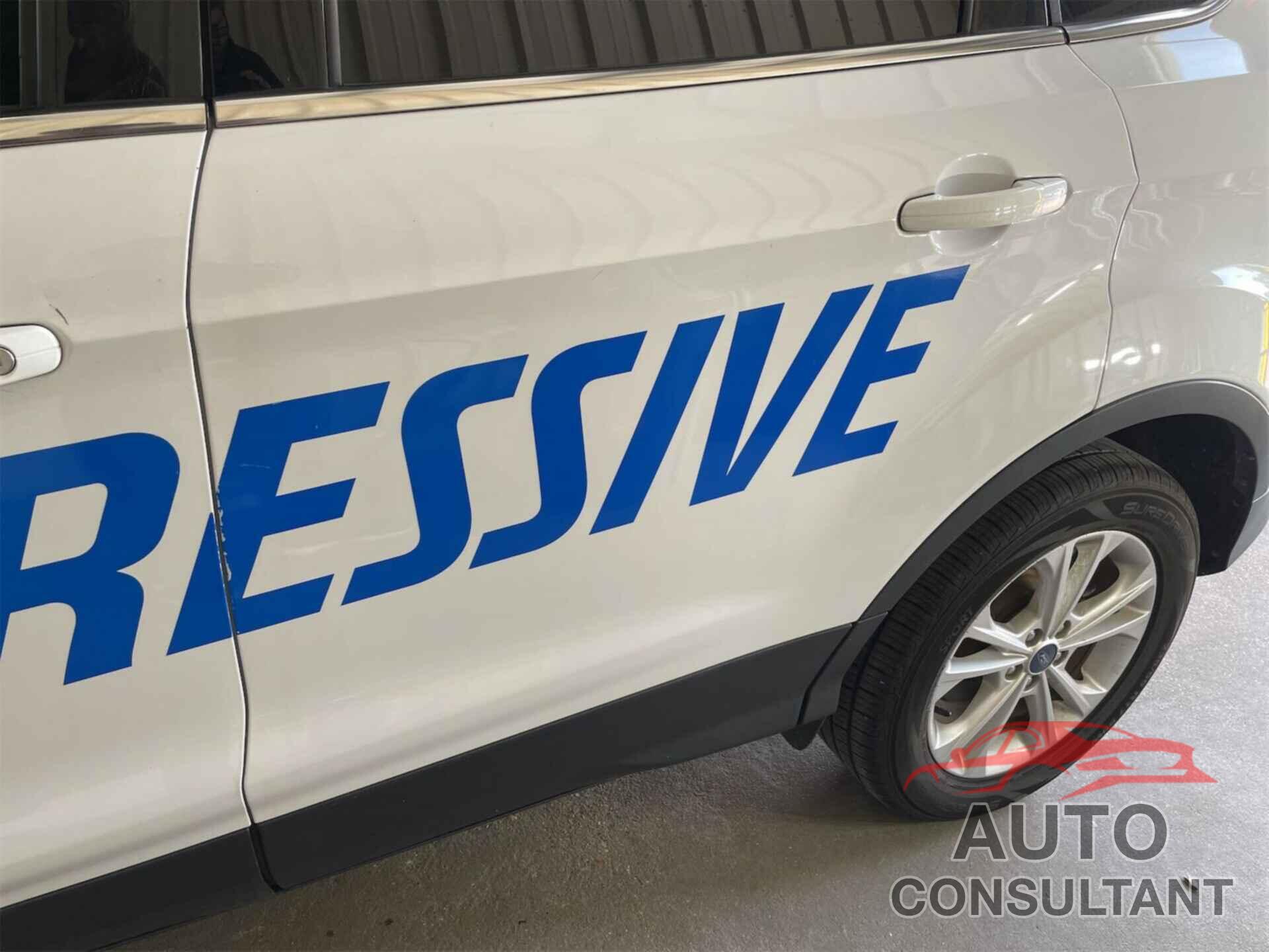FORD ESCAPE 2018 - 1FMCU0GD6JUA75947