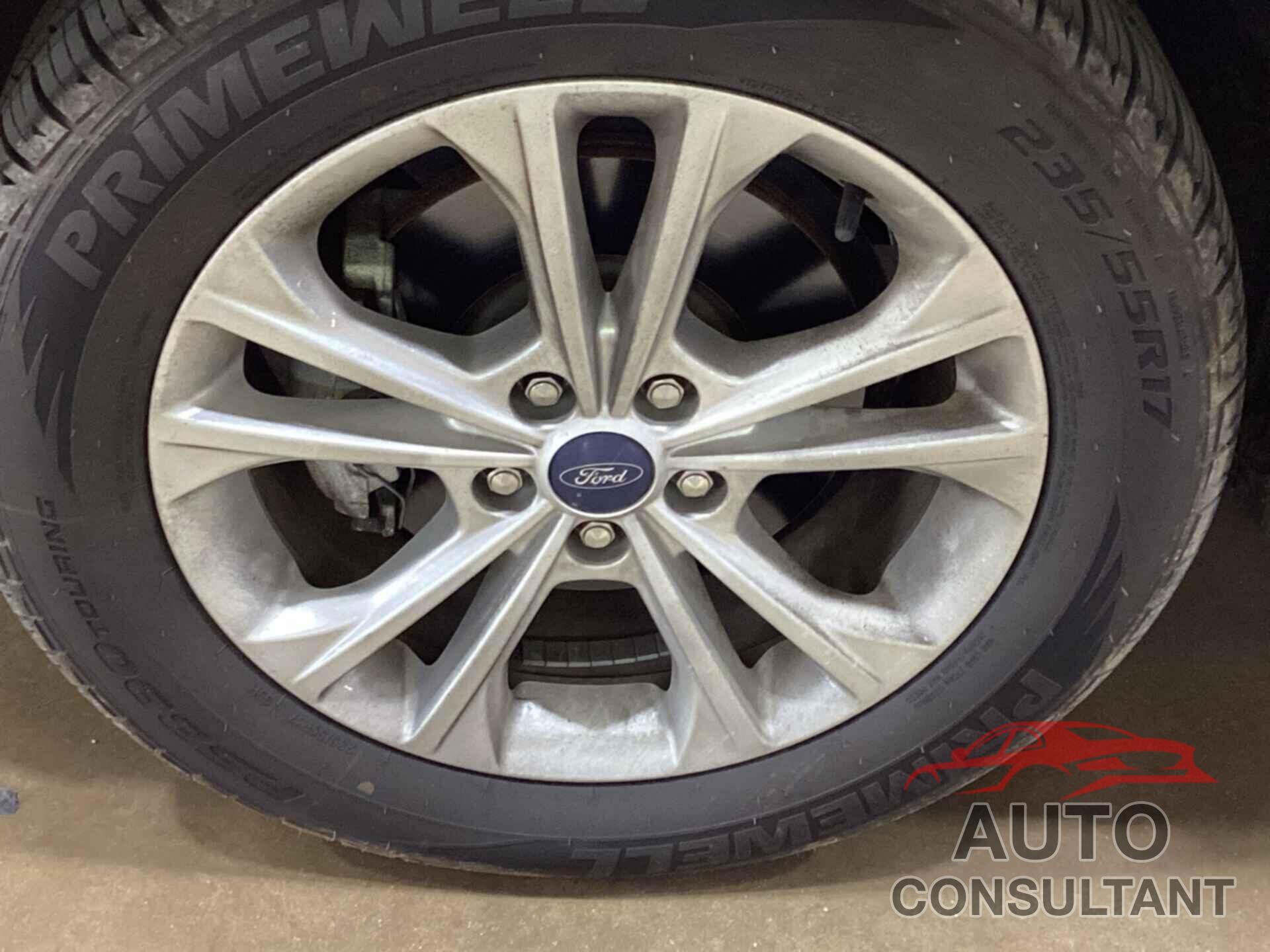 FORD ESCAPE 2018 - 1FMCU0GD0JUB17397