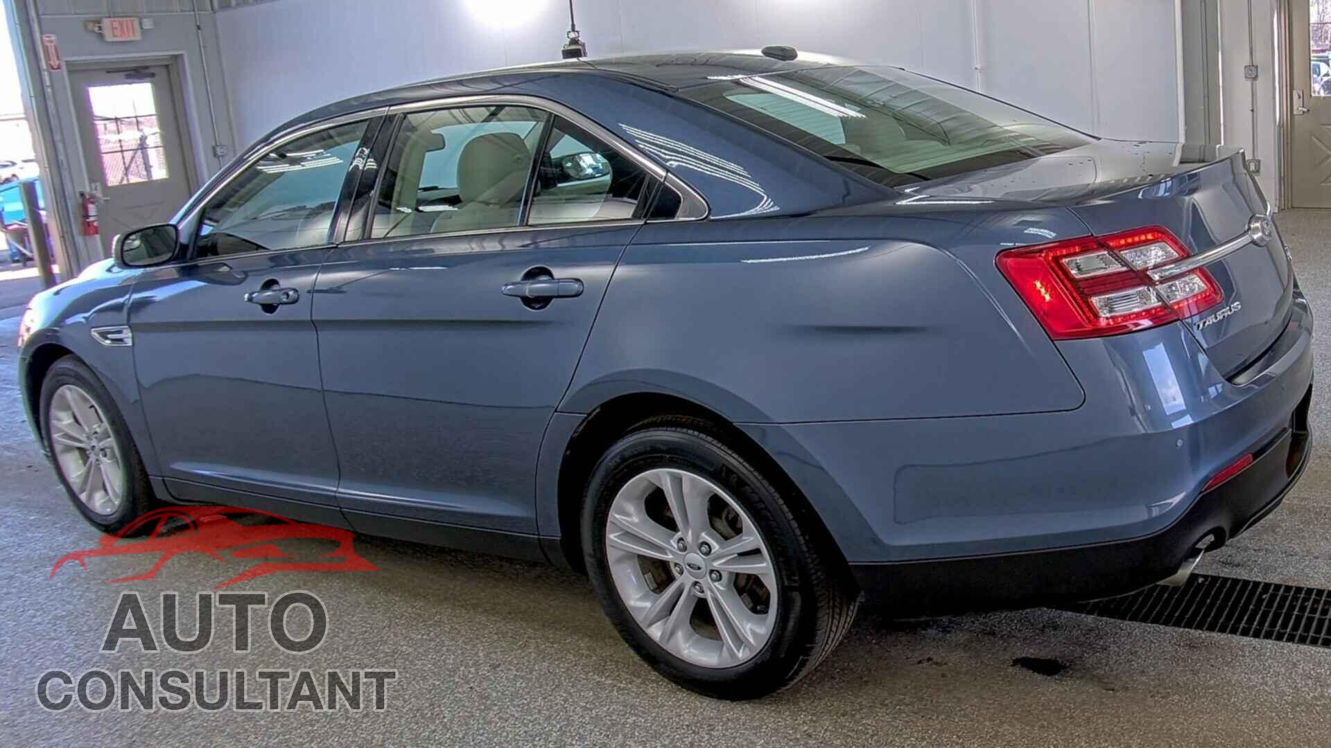 FORD TAURUS 2018 - 1FAHP2H8XJG136073