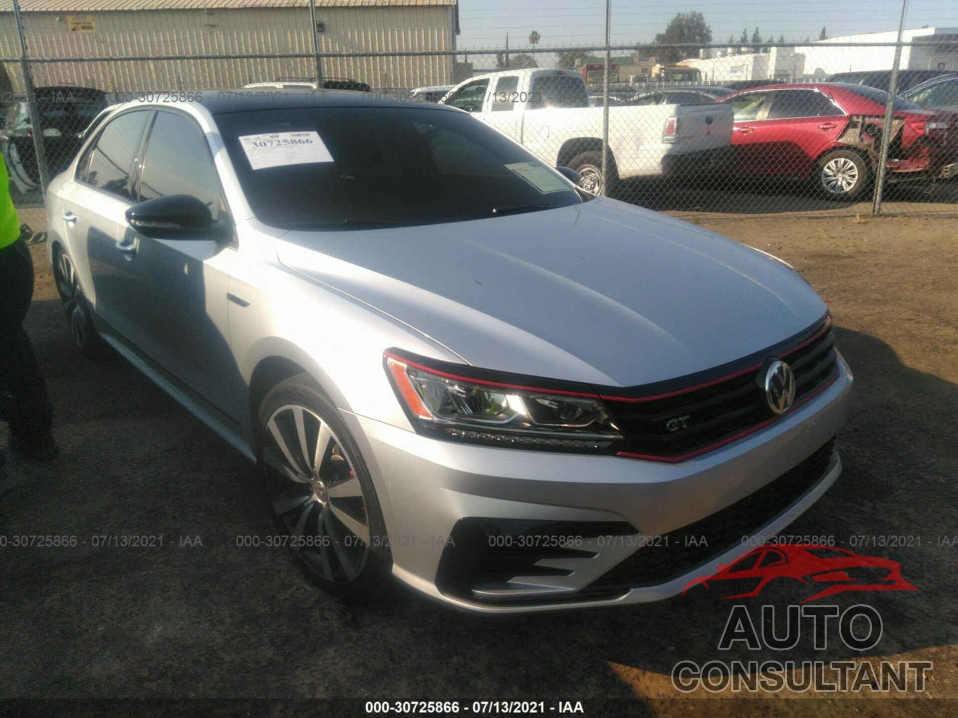 VOLKSWAGEN PASSAT 2018 - 1VWJM7A34JC035647