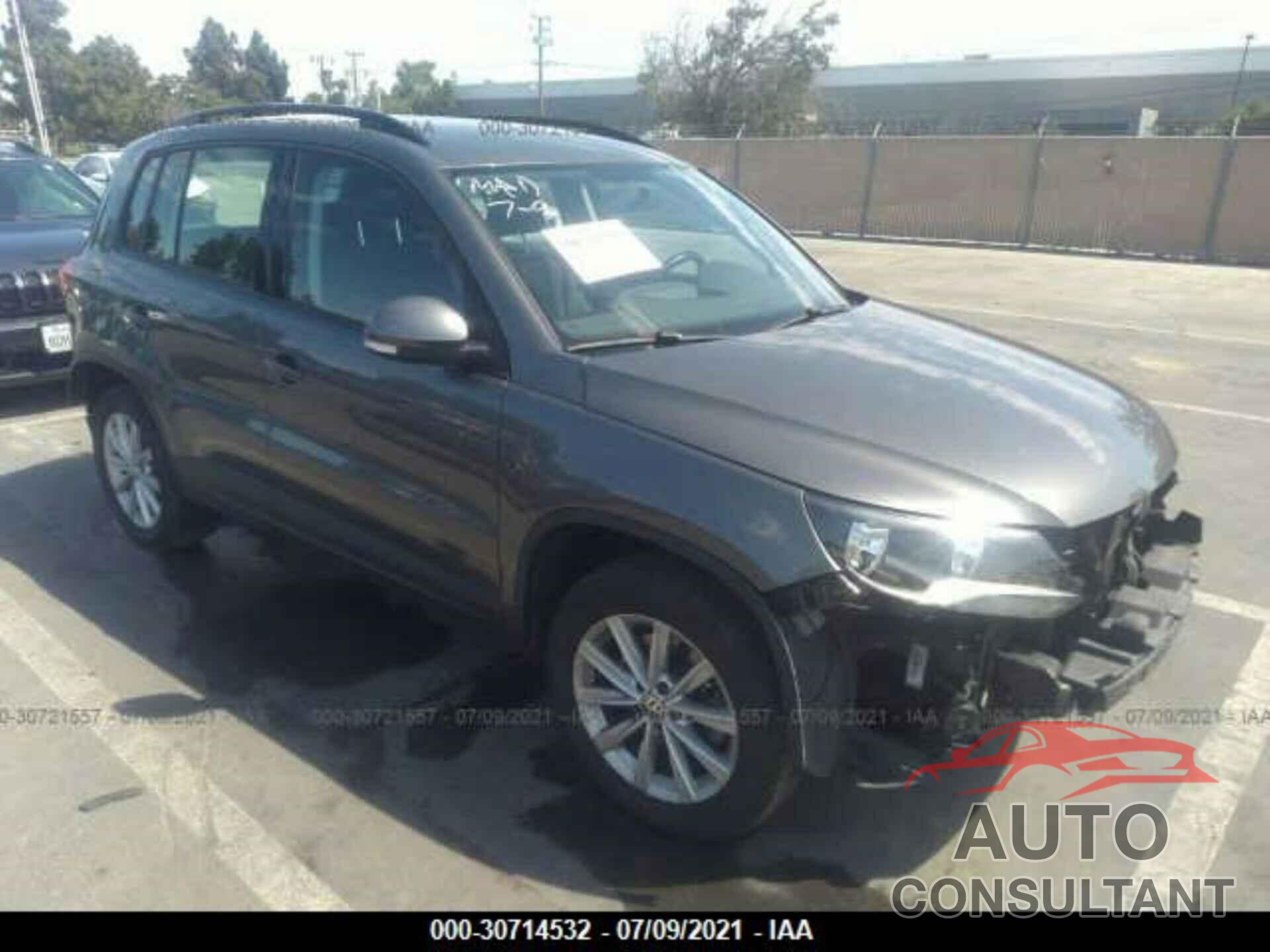 VOLKSWAGEN TIGUAN 2017 - WVGAV7AX6HK048348