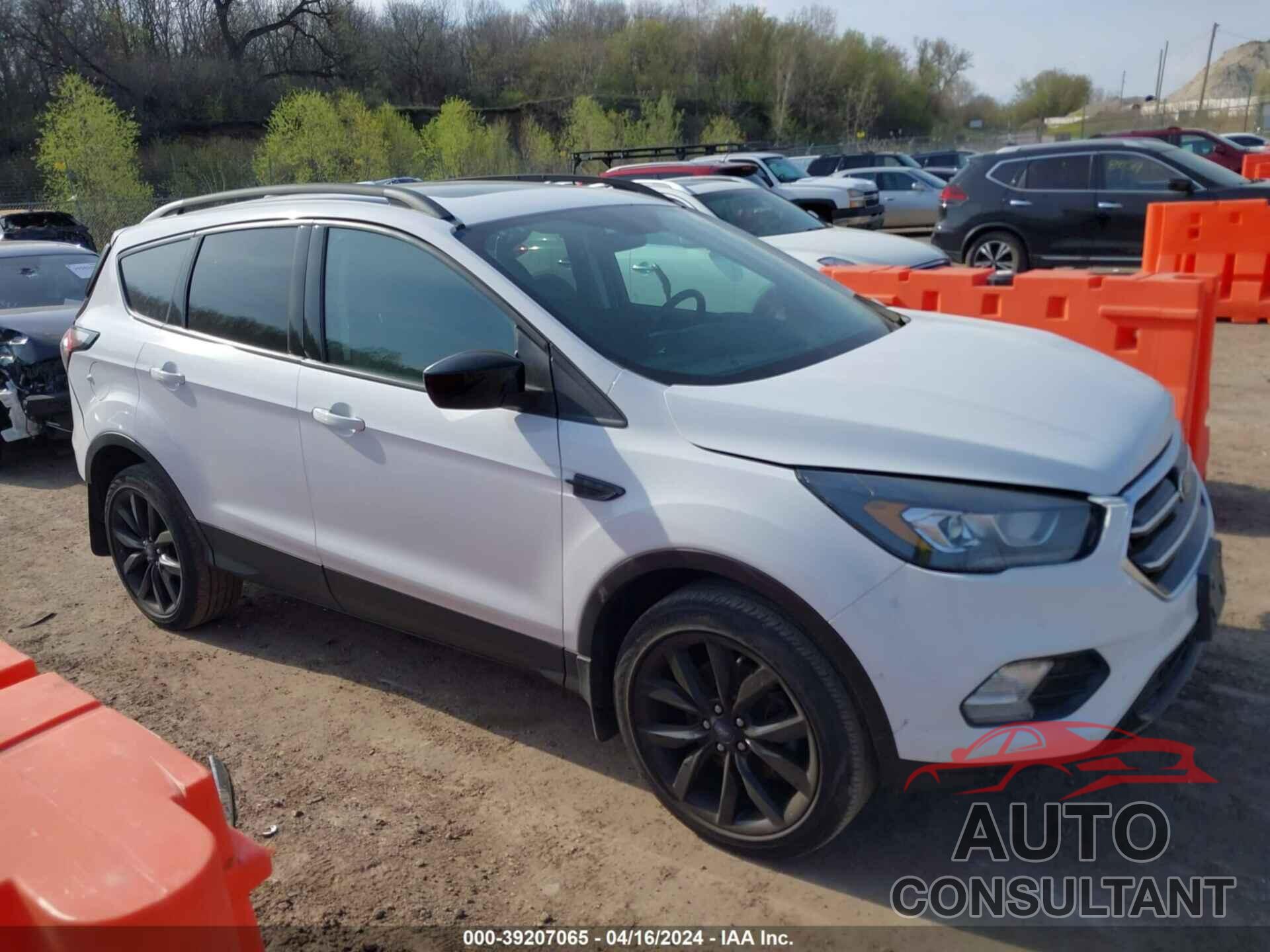 FORD ESCAPE 2017 - 1FMCU9G95HUB97550