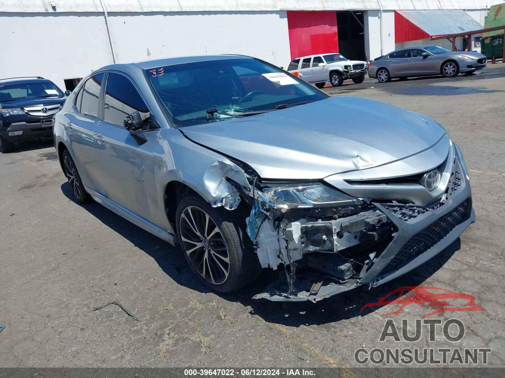 TOYOTA CAMRY 2018 - 4T1B11HK4JU640901