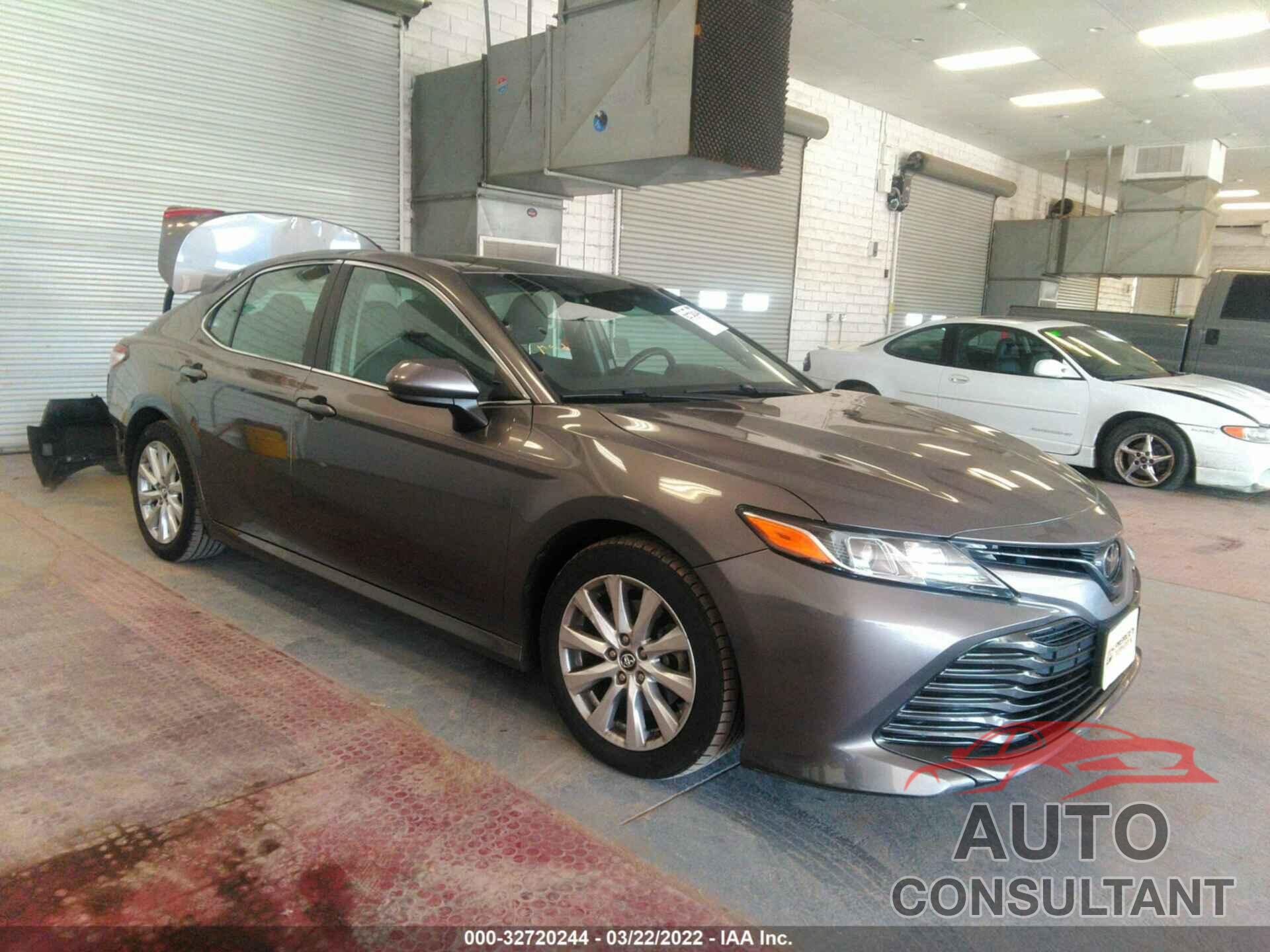 TOYOTA CAMRY 2018 - 4T1B11HK8JU520132