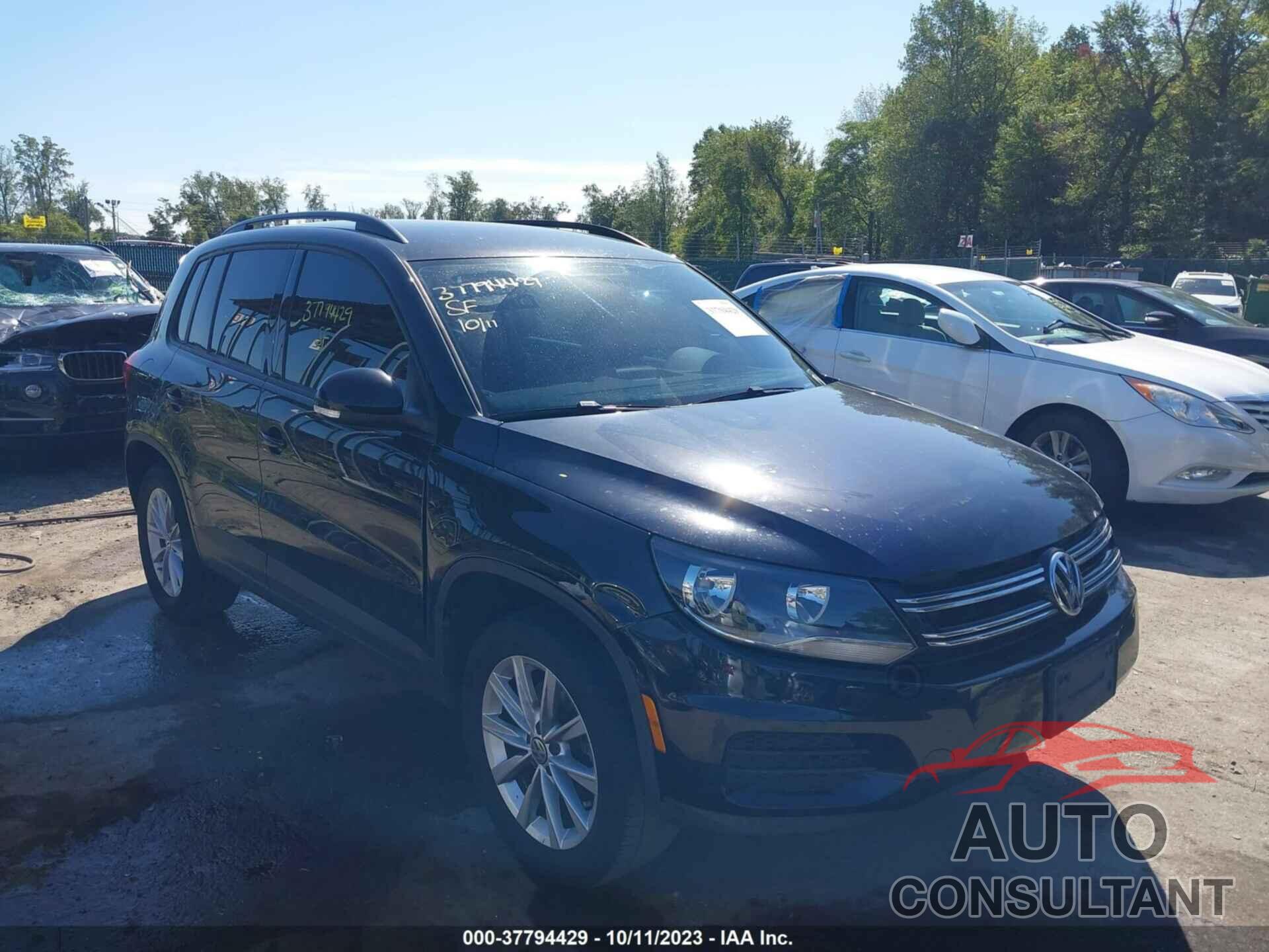 VOLKSWAGEN TIGUAN 2017 - WVGAV7AX8HK049162