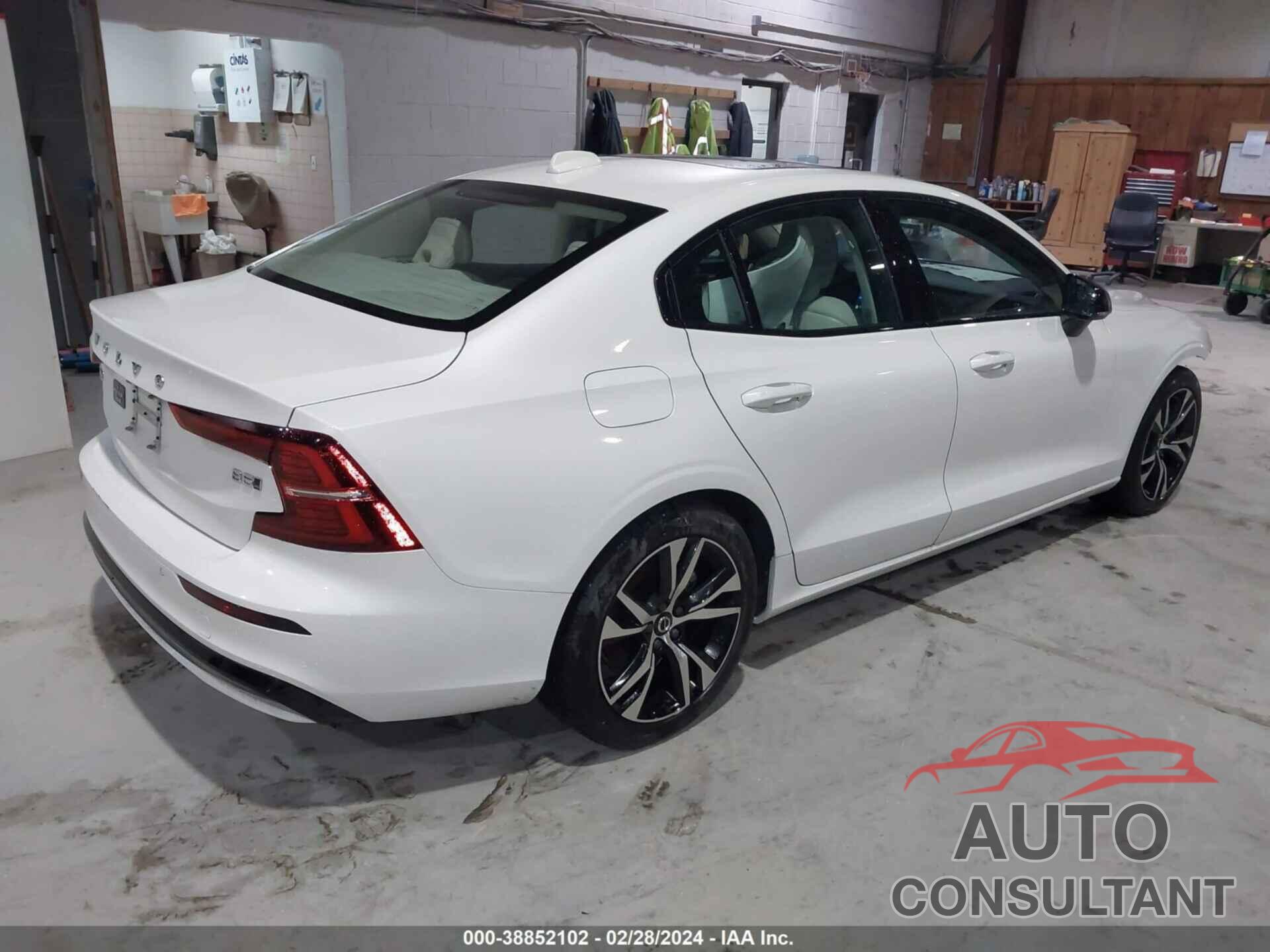 VOLVO S60 2023 - 7JRL12TV9PG252135