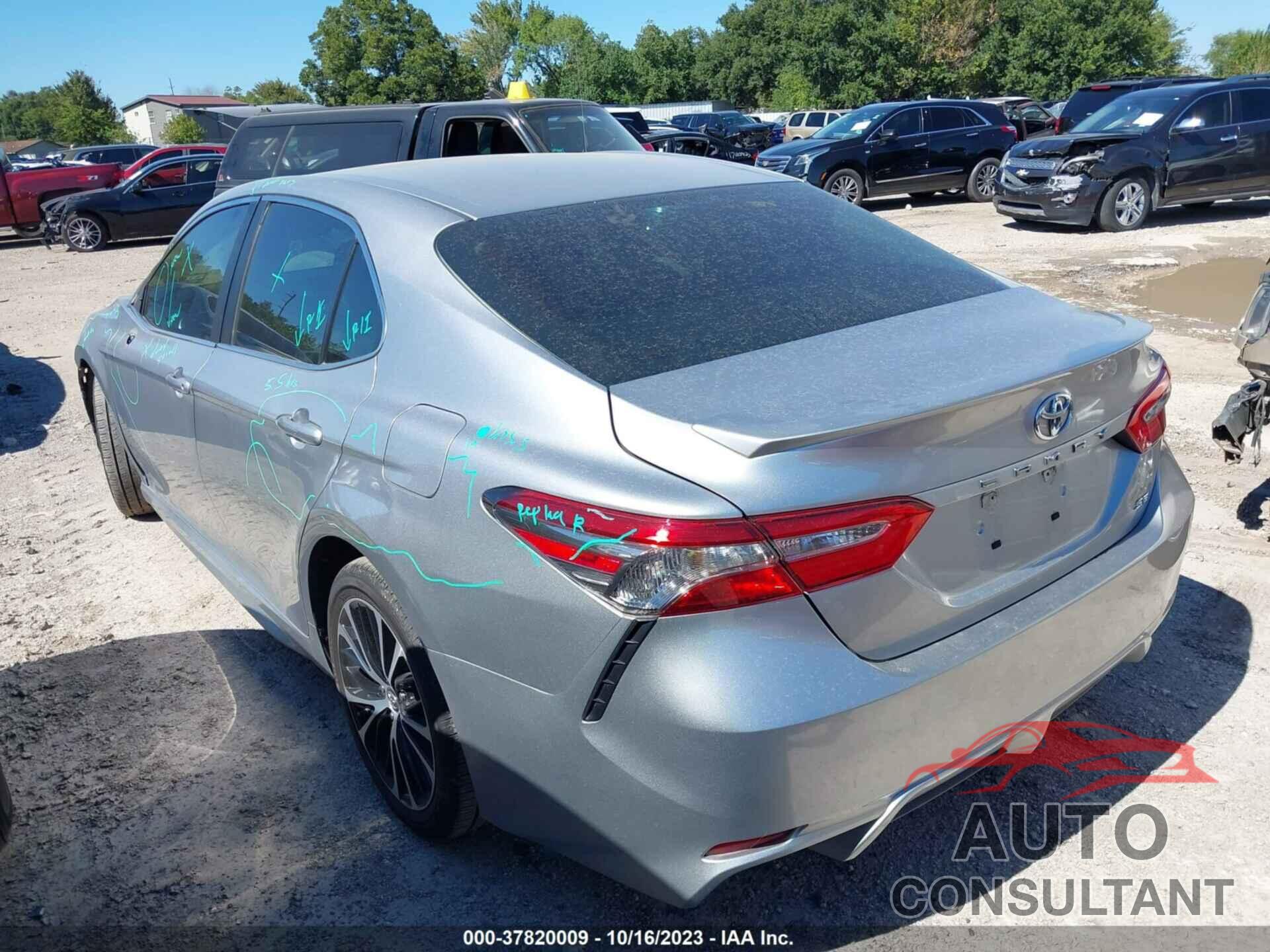 TOYOTA CAMRY 2018 - 4T1B11HK2JU583646