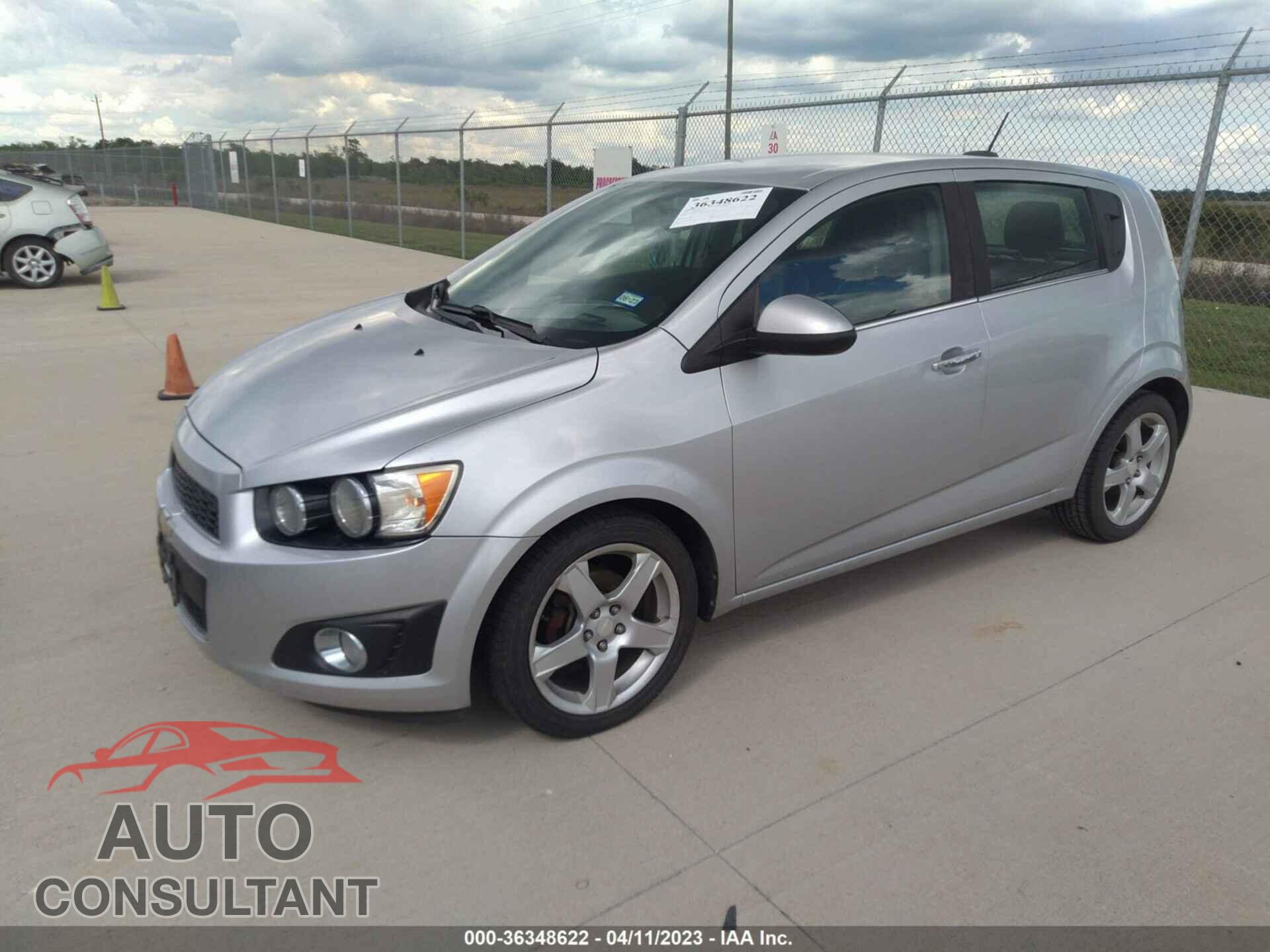 CHEVROLET SONIC 2015 - 1G1JE6SB3F4100403