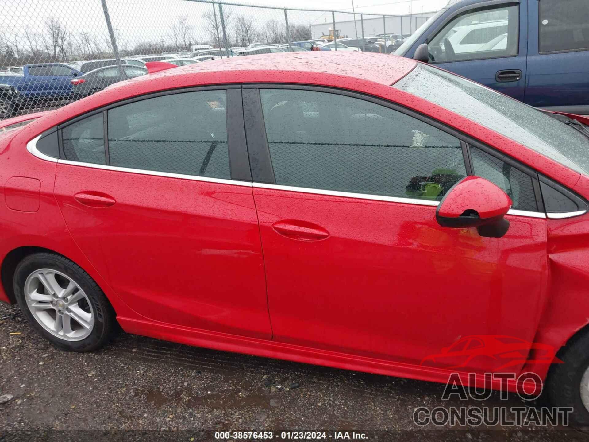 CHEVROLET CRUZE 2018 - 1G1BE5SM2J7218255