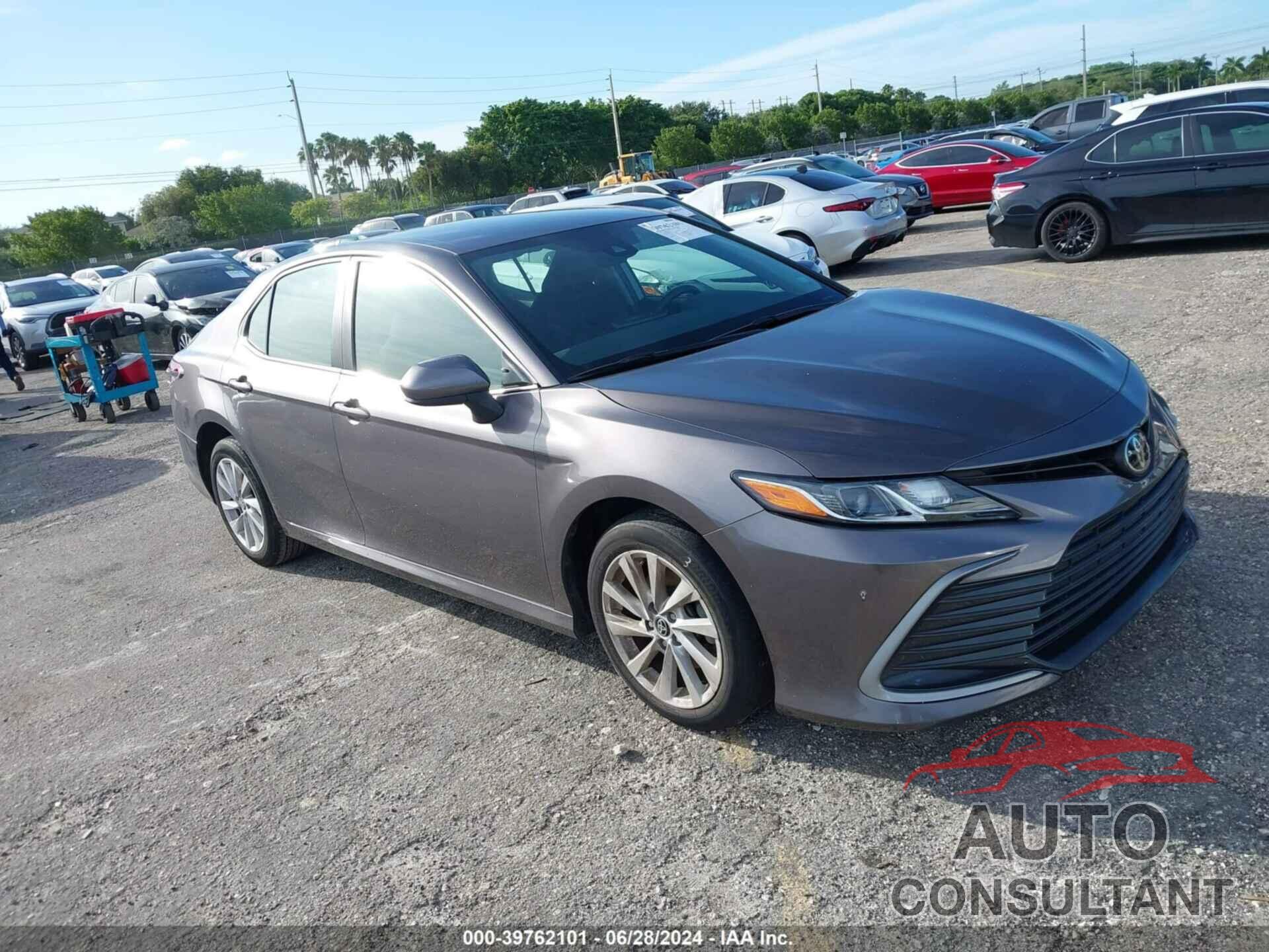 TOYOTA CAMRY 2022 - 4T1C11AK6NU640242