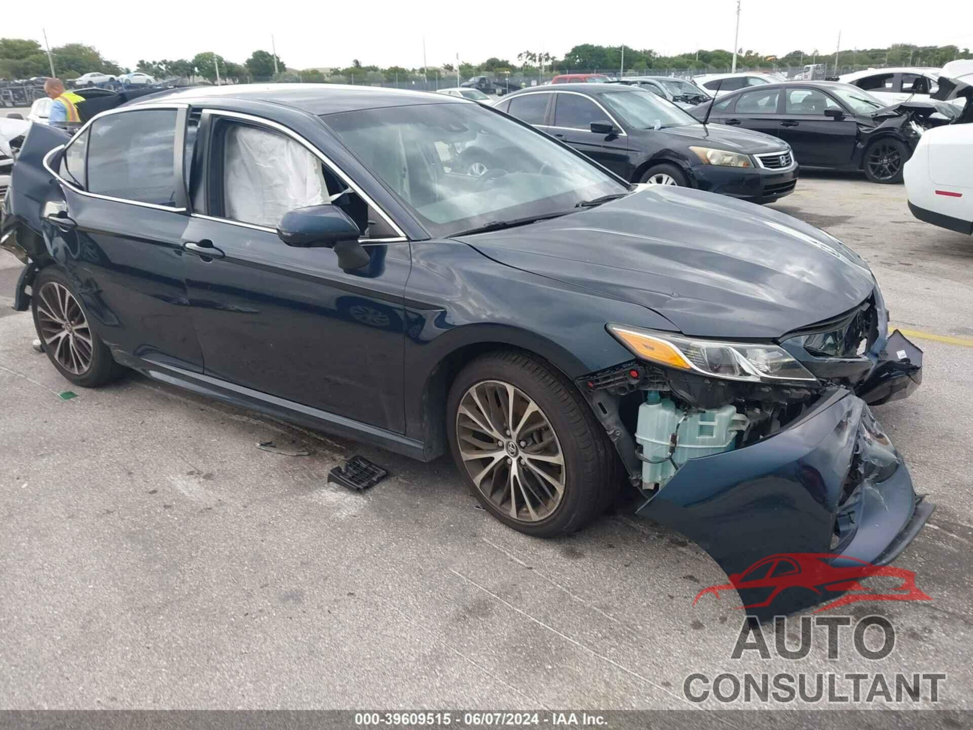 TOYOTA CAMRY 2018 - 4T1B11HK9JU641221