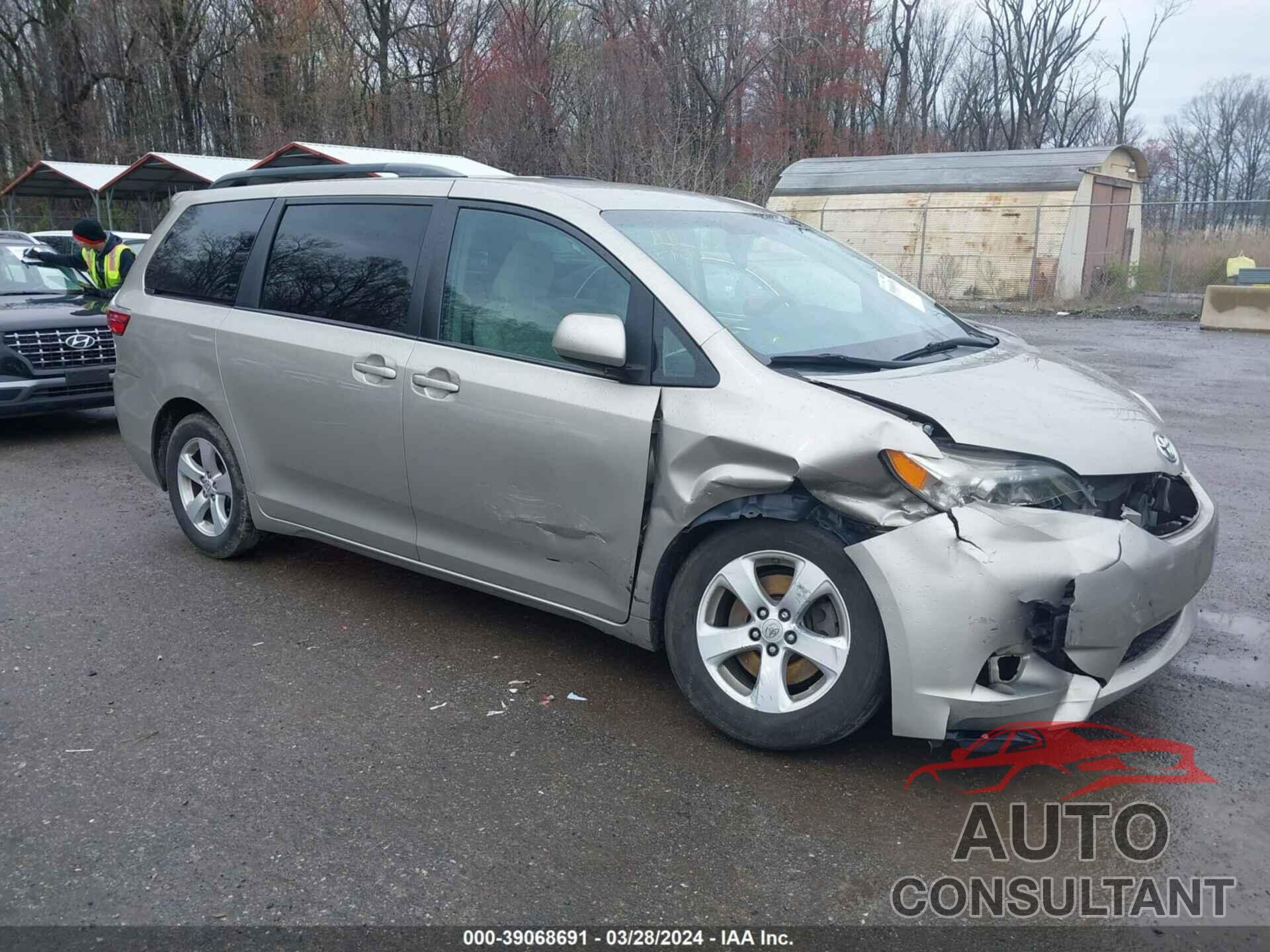 TOYOTA SIENNA 2017 - 5TDKZ3DC3HS828492