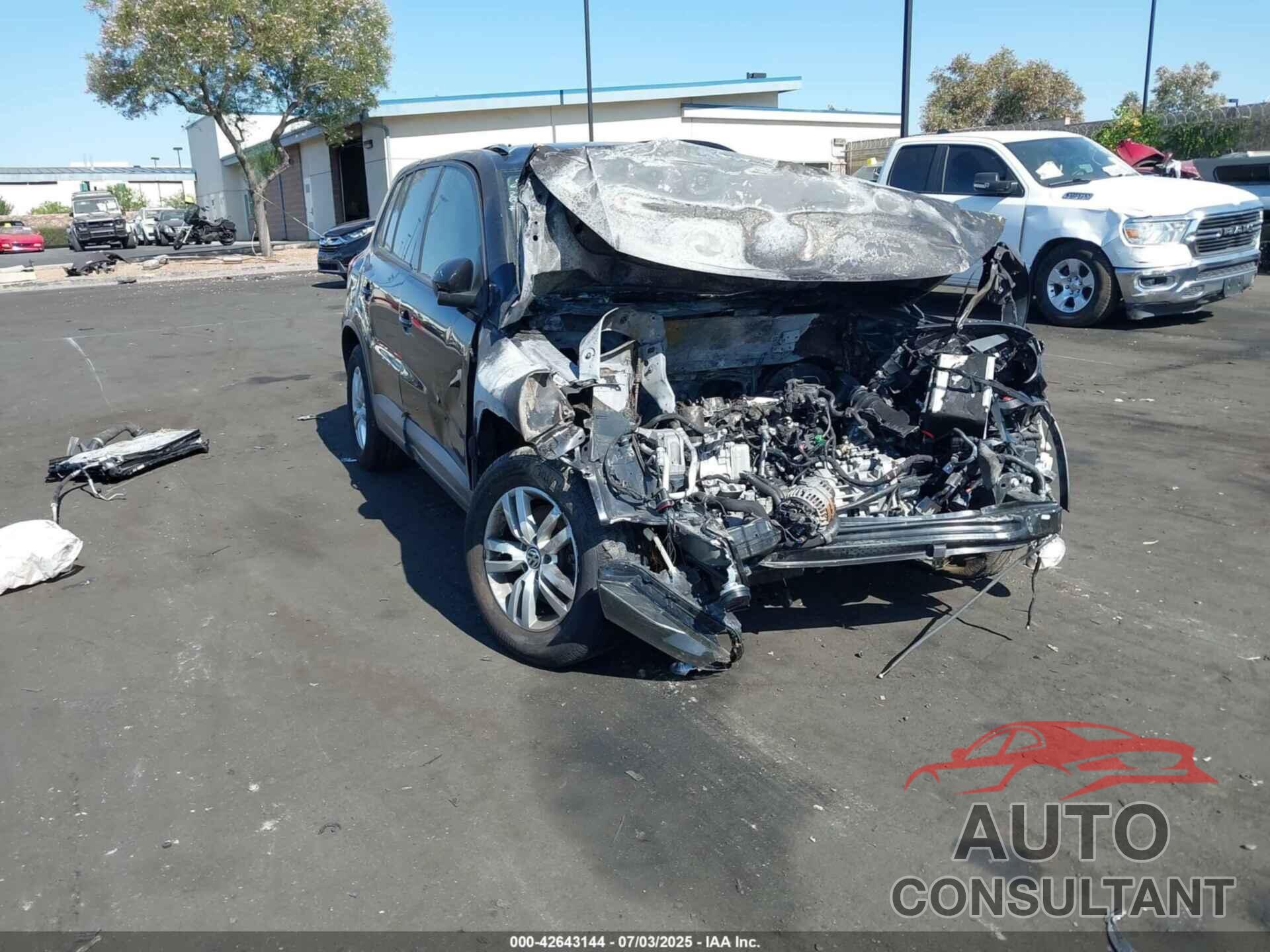 VOLKSWAGEN TIGUAN 2015 - WVGAV7AX5FW589865