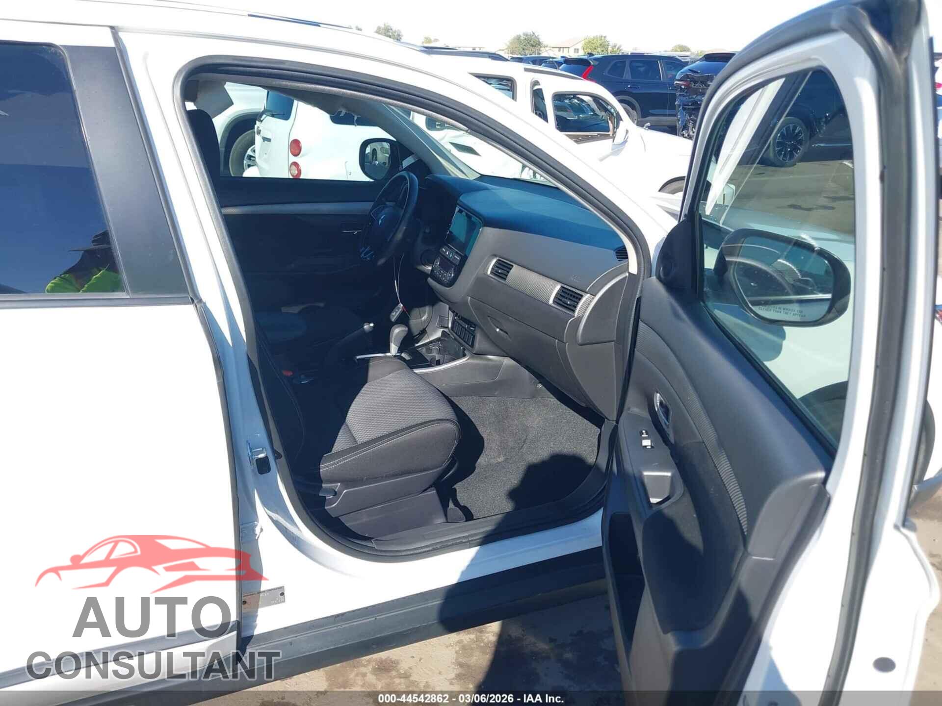 MITSUBISHI OUTLANDER 2018 - JA4AD3A37JZ005917