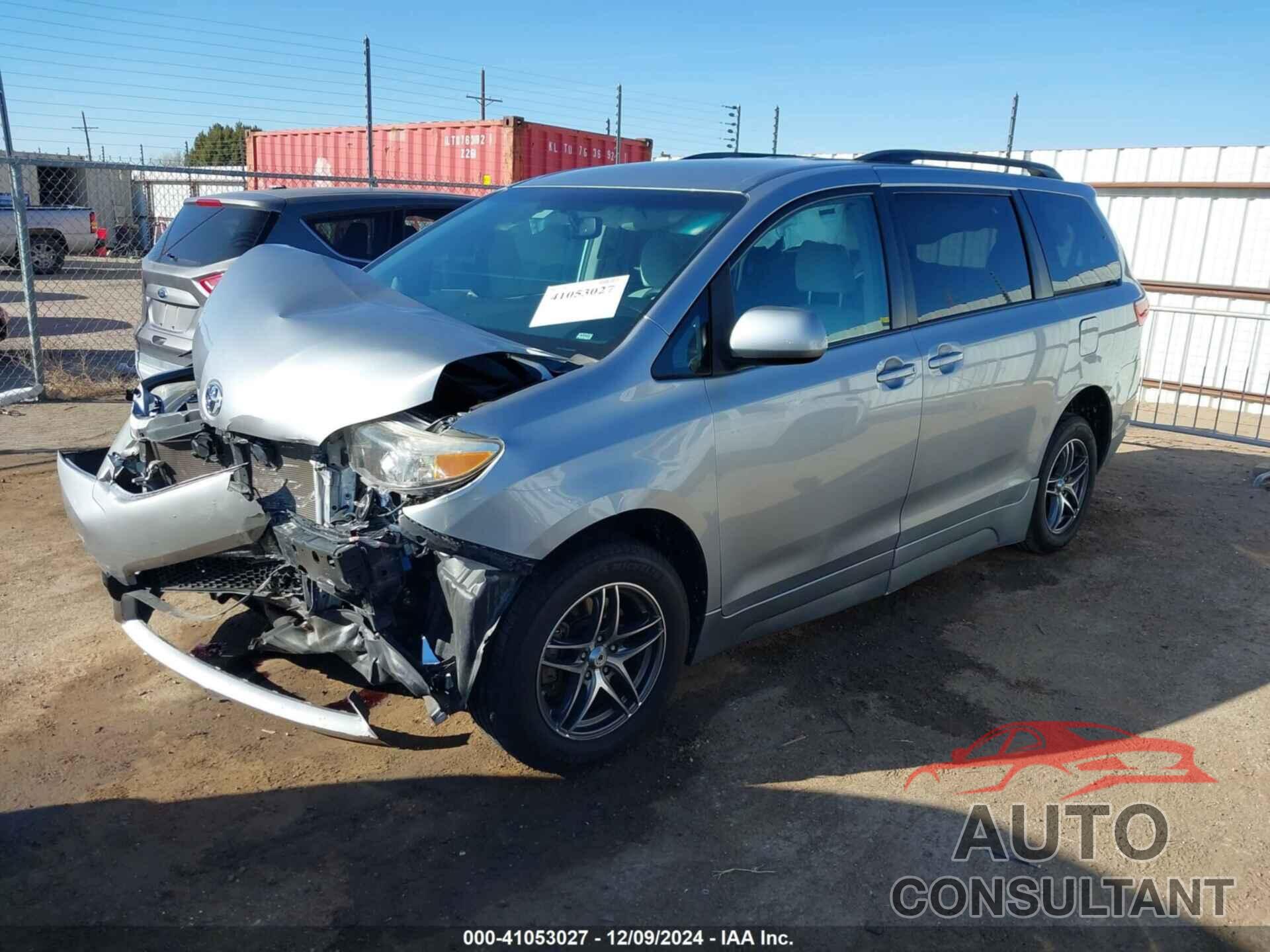 TOYOTA SIENNA 2015 - 5TDKK3DC8FS587613