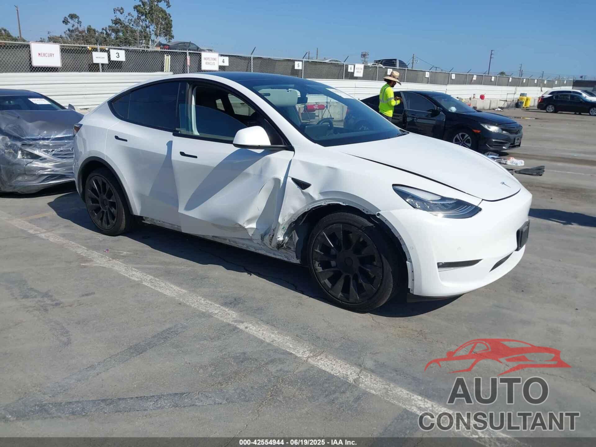 TESLA MODEL Y 2021 - 5YJYGAEE4MF265696