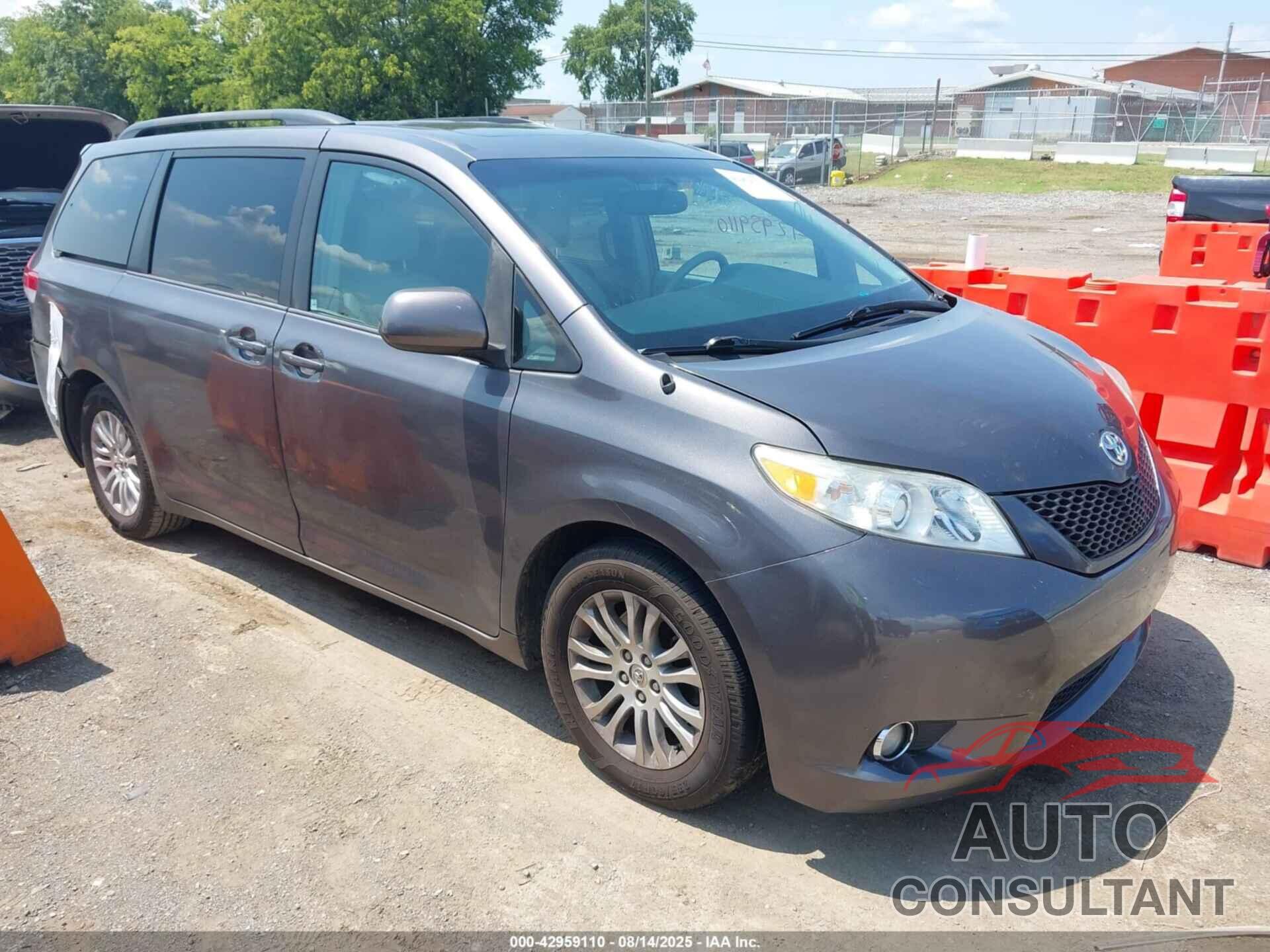 TOYOTA SIENNA 2014 - 5TDYK3DC5ES447379