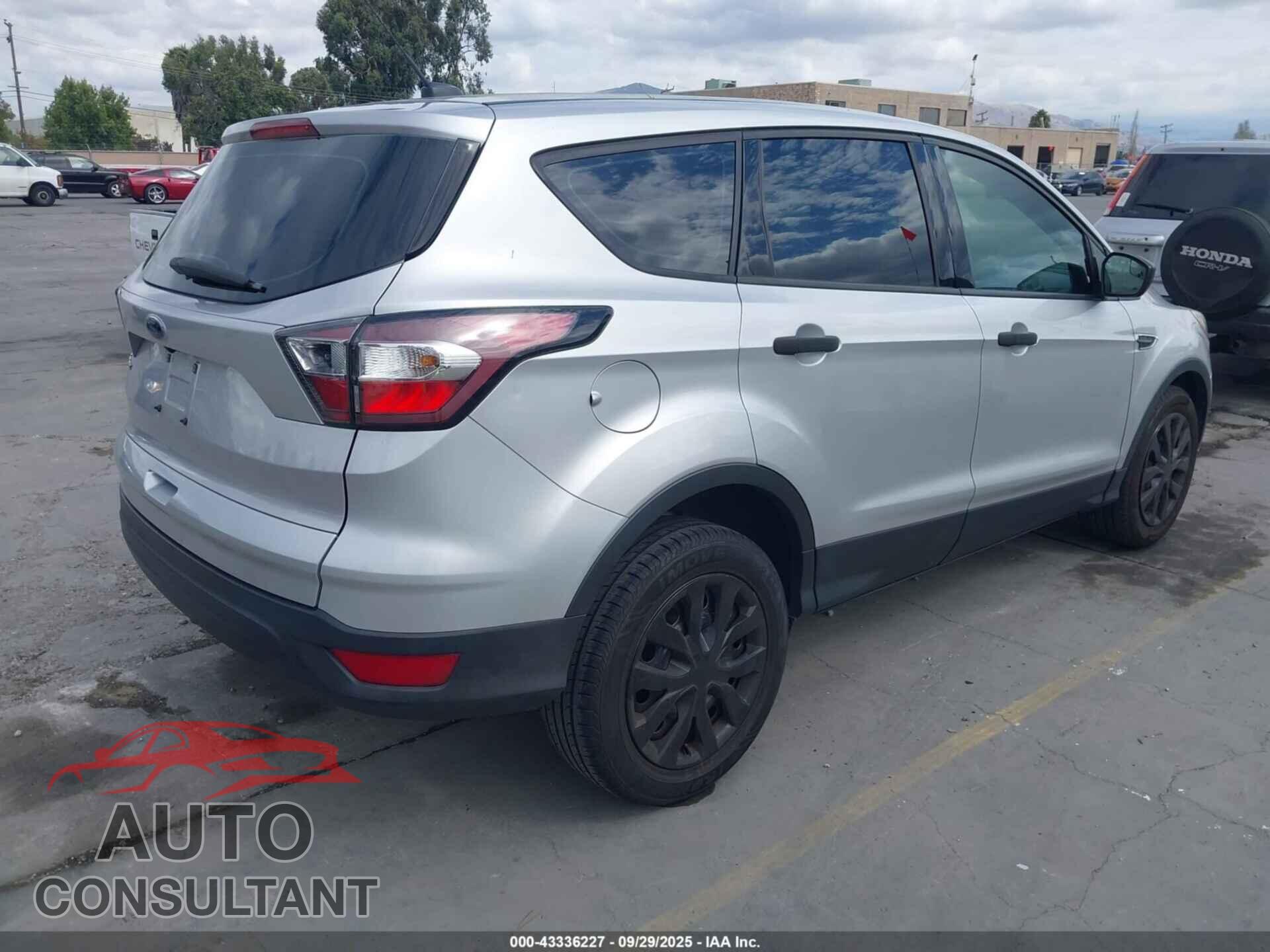 FORD ESCAPE 2017 - 1FMCU0F78HUB05228