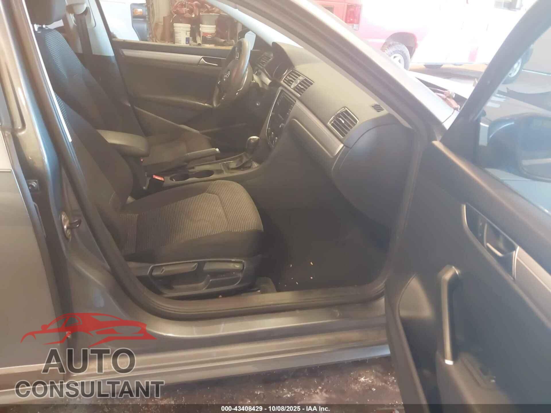 VOLKSWAGEN PASSAT 2017 - 1VWAT7A30HC007146