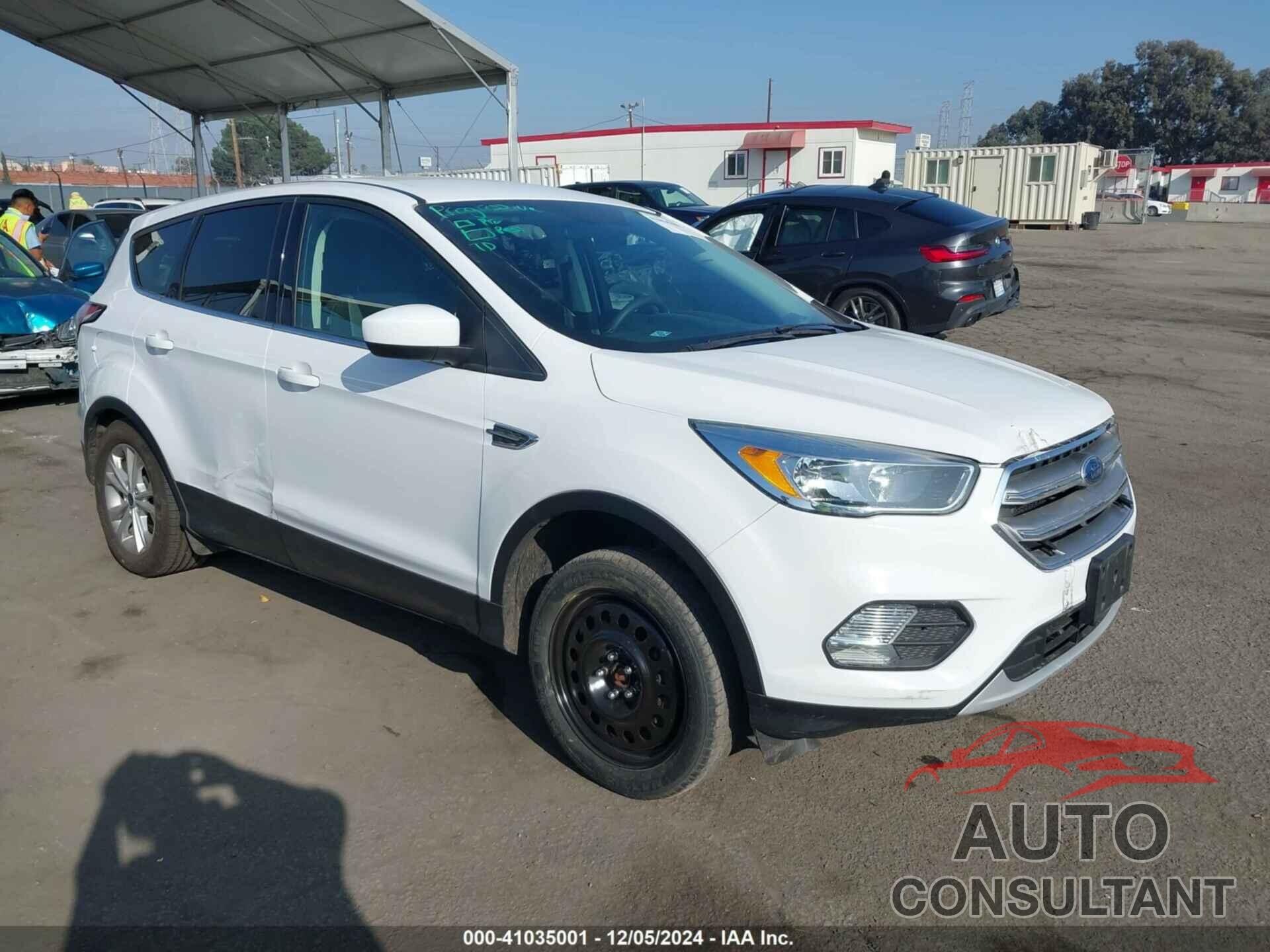 FORD ESCAPE 2017 - 1FMCU9GD0HUC21208