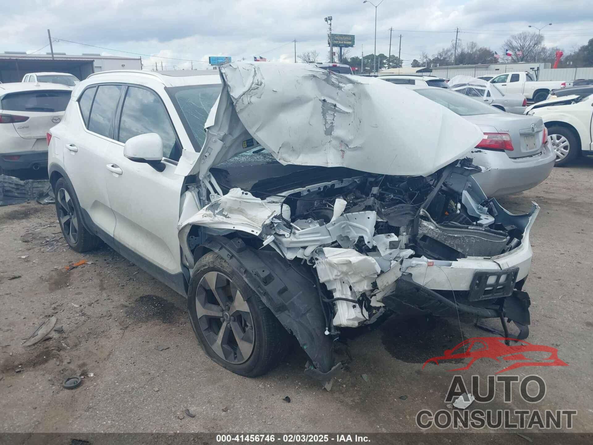 VOLVO XC40 2024 - YV4L12UK0R2215328