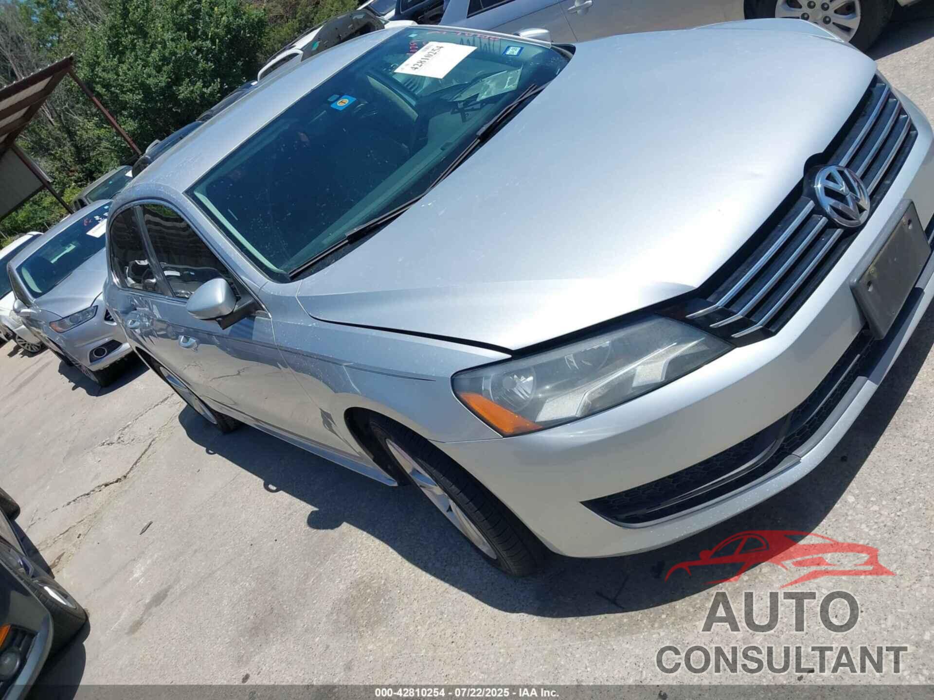 VOLKSWAGEN PASSAT 2012 - 1VWBH7A32CC058081